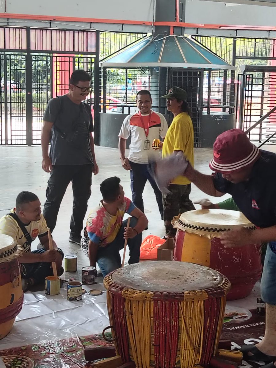 ssfc_sel's tweet photo. Sekitar berlangsungny aktiviti membaikpulih&amp;mengecat GendangKeramat KelabSSFC yg diadakan di Perkarangan StadiumMBPJ. TerimaKasih kpd ahli SSFC&amp;ahli keluarga ygterlibat m'bantu mjayakn aktiviti tersebut serta bertungkus-lumus menyiapkn kerja2 membaikpulih&amp;mengecat gendang ini. https://t.co/dgEEHbxKBT