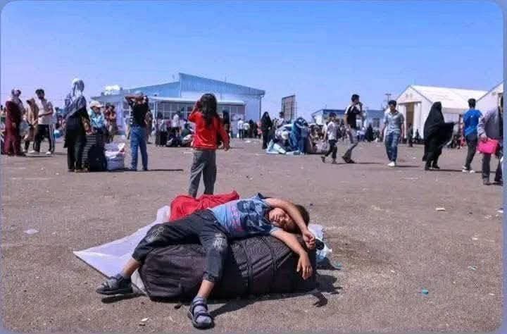 ShafaqSiyahposh's tweet image. کسانی در ایران بر لبِ تشنه‌ی حسین می‌گریند، که امروز صدها کودک افغانستانی را لب‌تشنه، با بی‌رحمانه‌ترین شیوه و به دور از هرگونه قانون انسانی و اصول حقوق بشری، در بیابان‌های داغ بی‌پناه رها کرده‌اند.
حسین، اگر این مظالم را می‌دید، نه برای خود، که برای چنین پیروانی اشک می‌ریخت...
