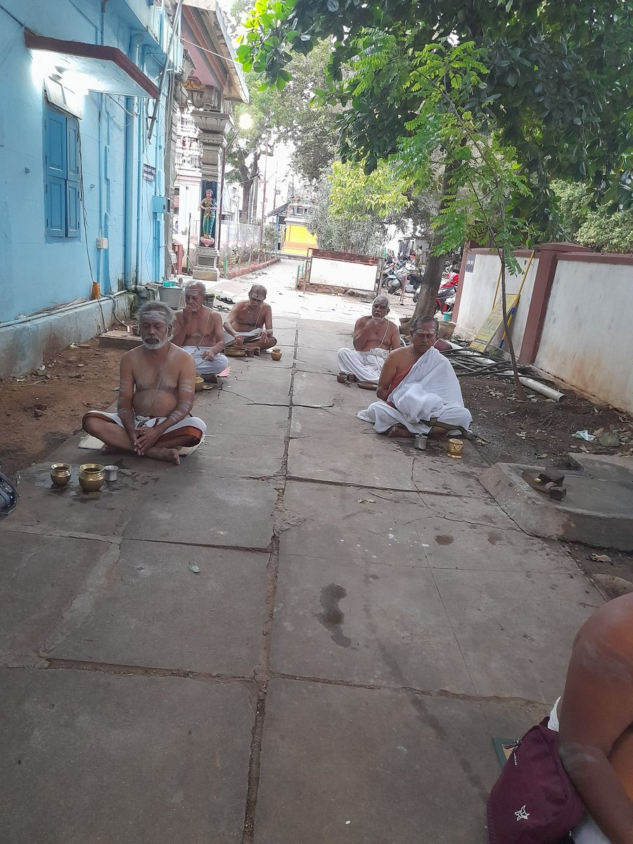 VedaGhosham's tweet photo. 🛕 8 Veda Ghosham students of Coimbatore continued their endeavour to perform Sandhyavandanam at temple, as temple Sandhyas are highly meritorious. This time in Venugopala Swamy temple in coimbatore. They also chanted
Krishnashtakam, Sri Rama Bhujanga prayata stotram, Mahalakshmi ashtakam and Hanumat Pancharatan , suktams followed by Samashti sandhyavandanam 🙏

#Sandhyavandanam #Nityakarma #GroupSandhya #TempleSandhya #VedaGhosham