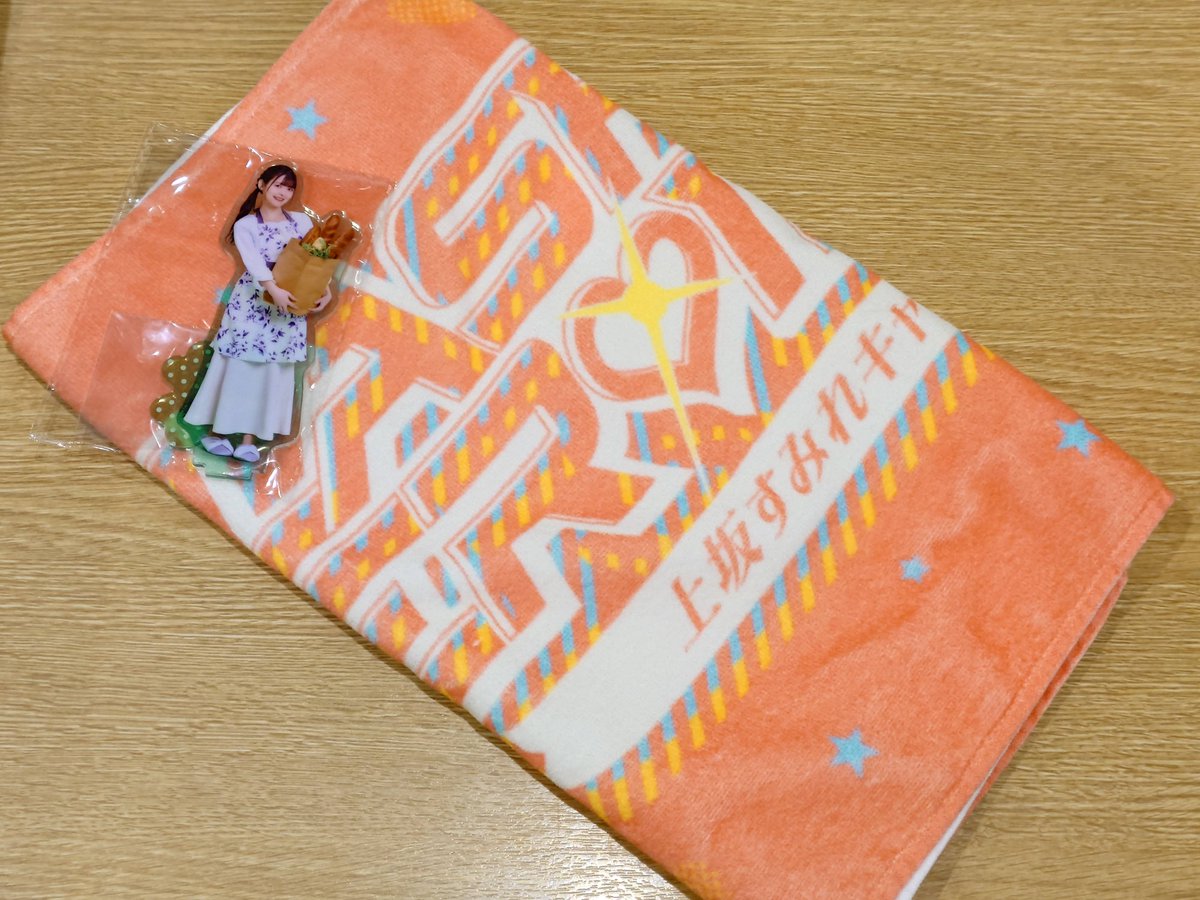 edger_eve's tweet photo. #ヒロインすみぺ 夜の部、#上坂すみれ さんからプレゼントのアクスタとお土産のタオルを頂きました。家宝しか言えない😭
まさか会話も出来て、メモしてみた。短いけど、体感時間無限大だった！
欲望ないより、まさかすみぺから買えなかった念願の人妻すみべ(違う)アクスタ頂いた瞬間に成仏しただけ😇 https://t.co/2Ms8pOS1UY