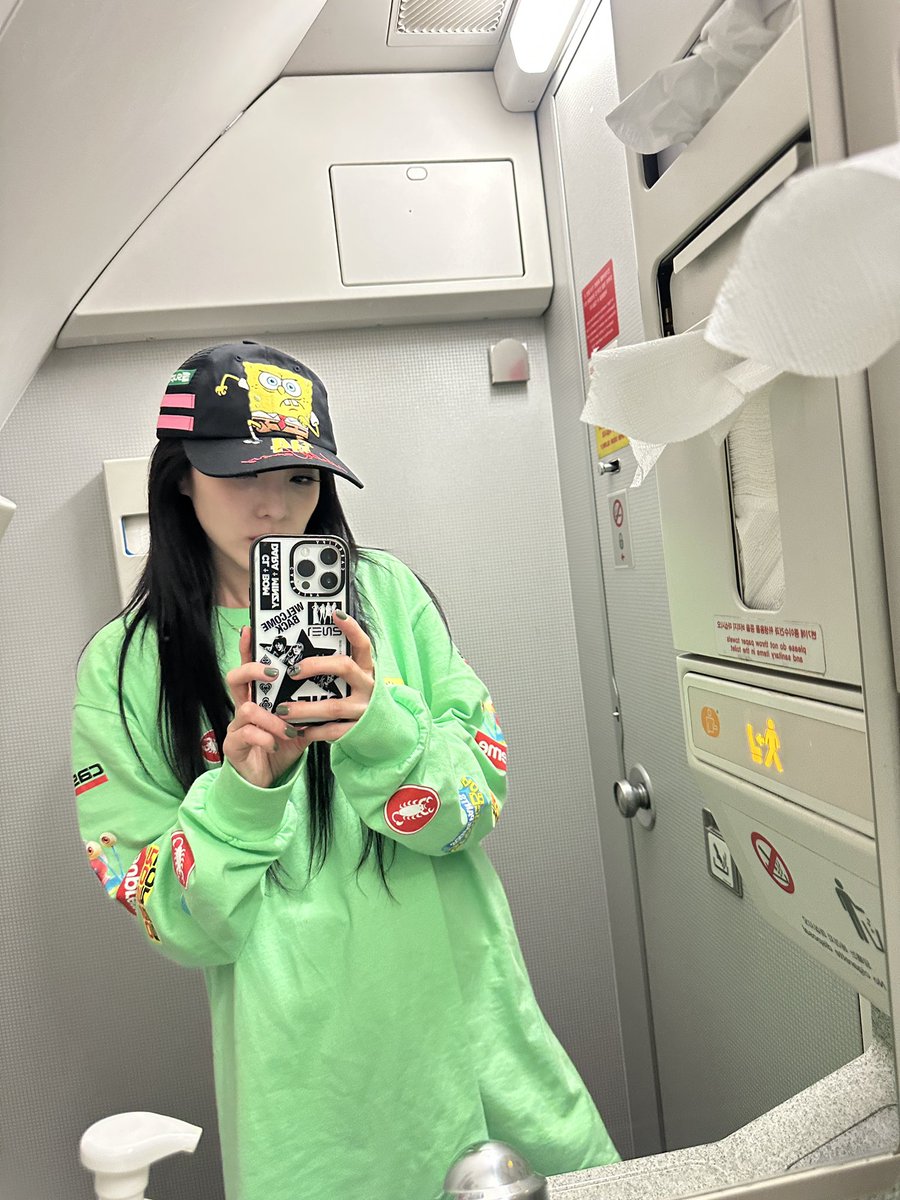 krungy21's tweet image. 워터밤 서울~ 공연하러 귀국! 🇰🇭✈️🇰🇷💦🔫💚