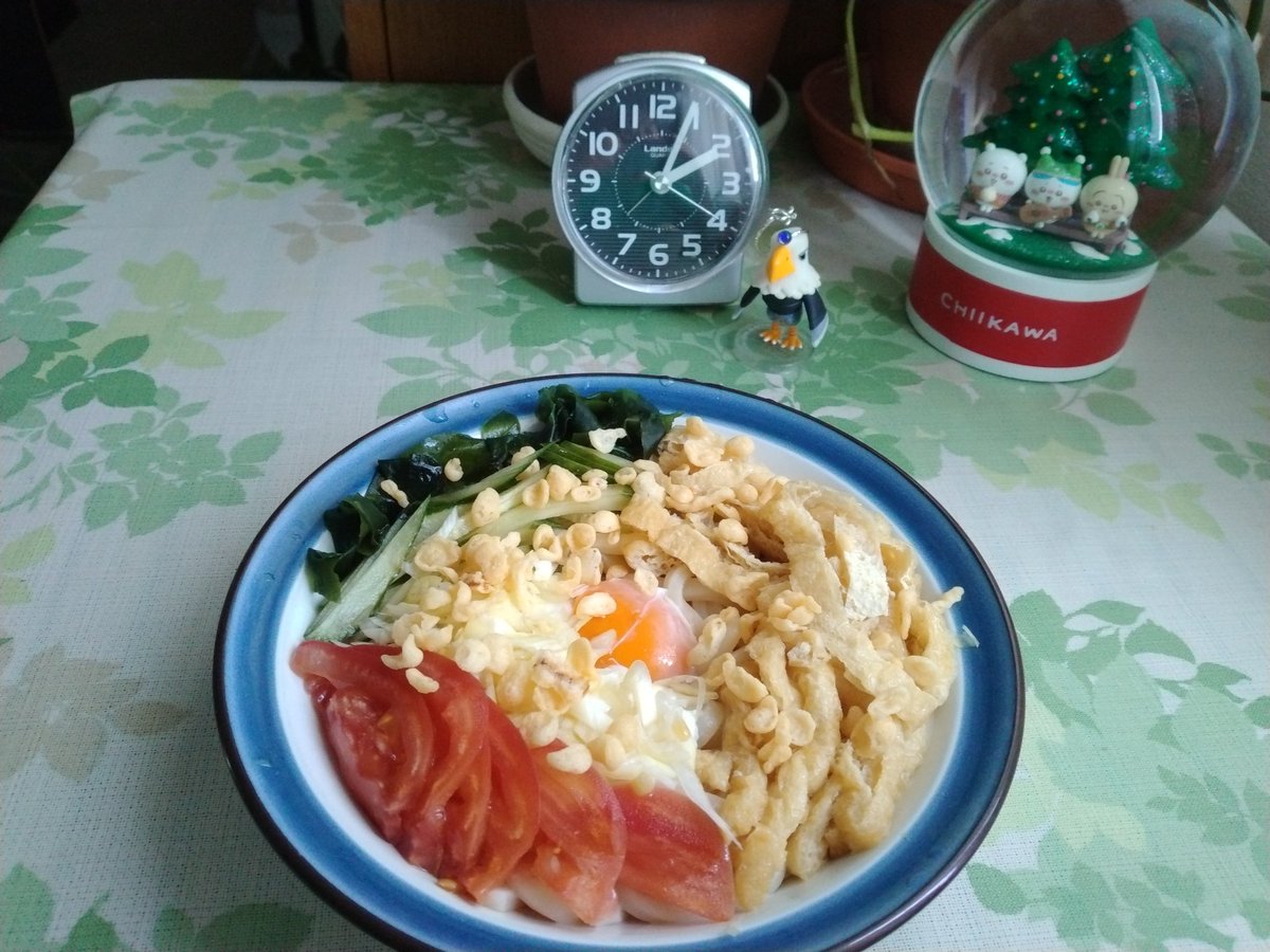 ＃生活の記録
＃一人ご飯
片付けを頑張ってやった🙌
🛌回り⇨何度もやり直し
余分にあるマットをどう配置したらいいかを考えて何度もやり直した。
📸⇨
手作り🍰(材料を入れるだけでパン焼き器が作ってくれるらしい👌）と☕
冷やしキツネ🍜、あげは自分で味付けたので薄味
夕食は👩が作ってくれた🙌🎶