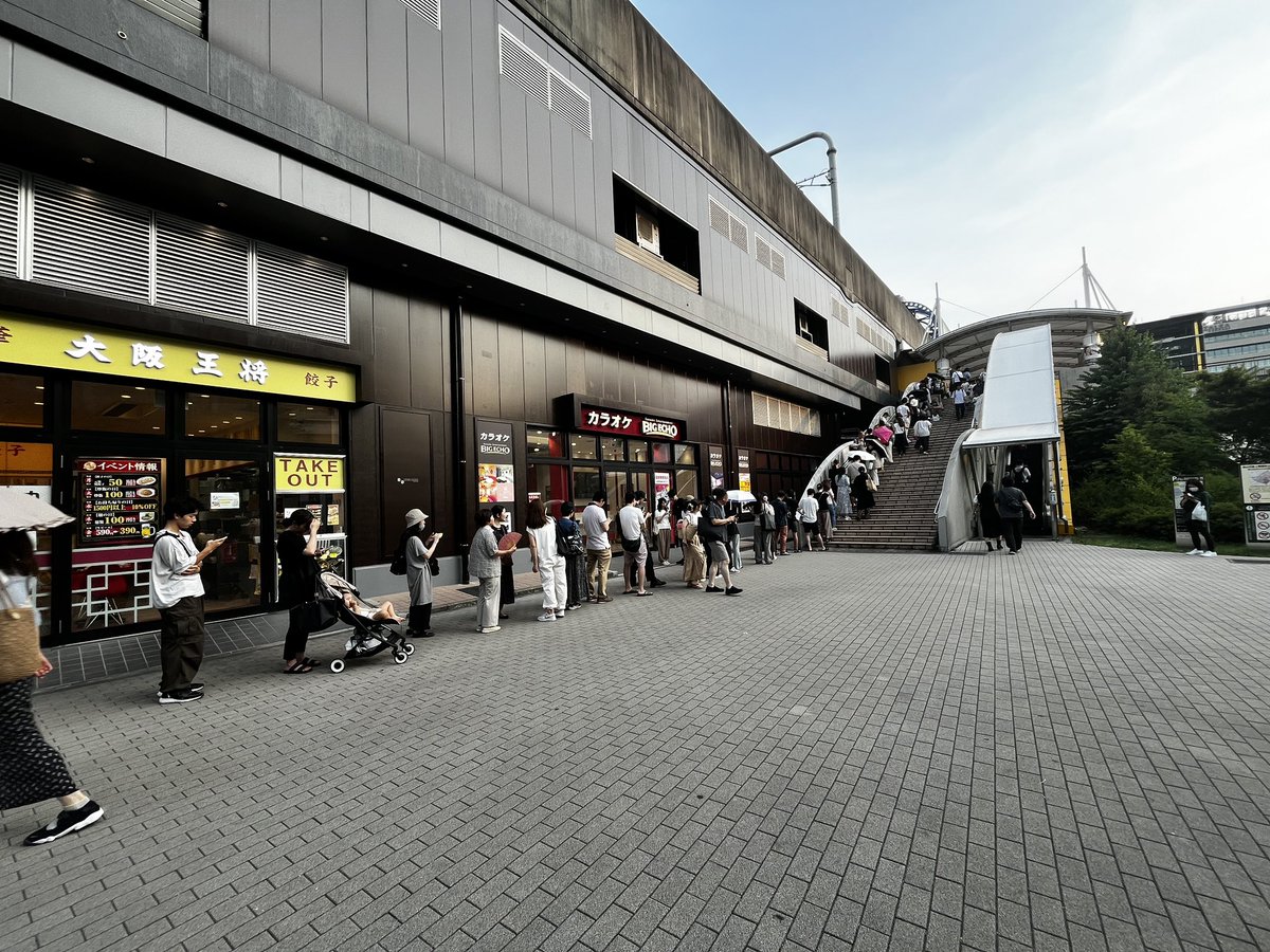 ミスドの行列こんなとこまできてるけど何があった？