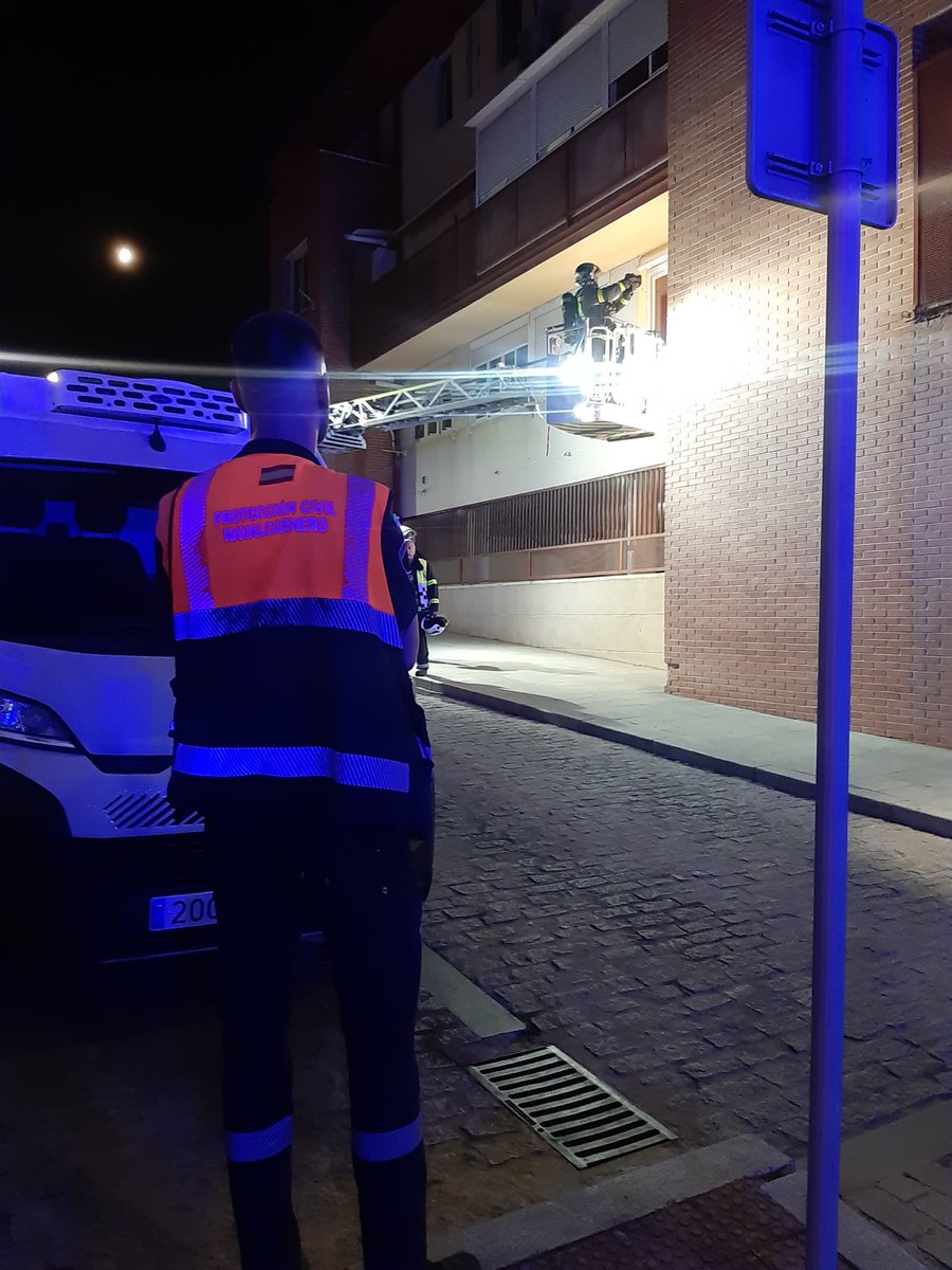 Pcnavalcarnero's tweet photo. Ayer por la noche recibimos aviso de #CECOM por incendio en vivienda del municipio. Acudimos con SVB de preventivo. Acuden #bomberoscm y tras inspección, lo dan como negativo, retirándonos todos del lugar. #ASEM112 #LasProtesCuentan #Navalcarnero https://t.co/y9aao9wk7g