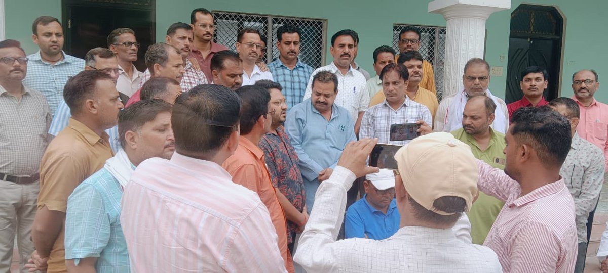 सरकारी स्कूल में उन गरीब घरों के बच्चे भी शिक्षित हो जाते हैं जिनके घर में खाने की 2 वक्त की रोटी भी ढंग से नहीं मिलती लेकिन अब स्कूल मर्जर से बच्चे दूर दूसरे गांव में जाकर कैसे पढ़ाई करेंगे
 #Justiceforschoolschildren 
<a href="/basicshiksha_up/">Department Of Basic Education Uttar Pradesh</a> 
<a href="/CMOfficeUP/">CM Office, GoUP</a> 
<a href="/DrDCSHARMAUPPSS/">Dr Dinesh Chandra Sharma</a> 
<a href="/UPPSS1921/">UPPSS(उ०प्र०प्राथमिक शिक्षक संघ)</a>