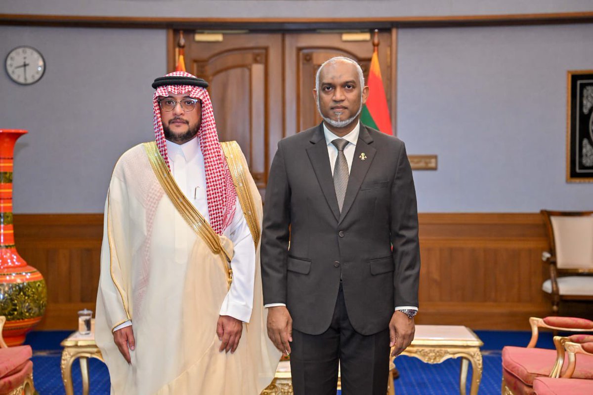 YHAlghtani's tweet photo. تشرفت اليوم بتسليم أوراق اعتمادي سفيراً لخادم الحرمين الشريفين - حفظه الله - لدى جمهورية المالديف الشقيقة لفخامة الرئيس الدكتور/ محمد معز @MMuizzu ، سائلاً الله العلي القدير التوفيق والسداد . https://t.co/NILOPOuyFX