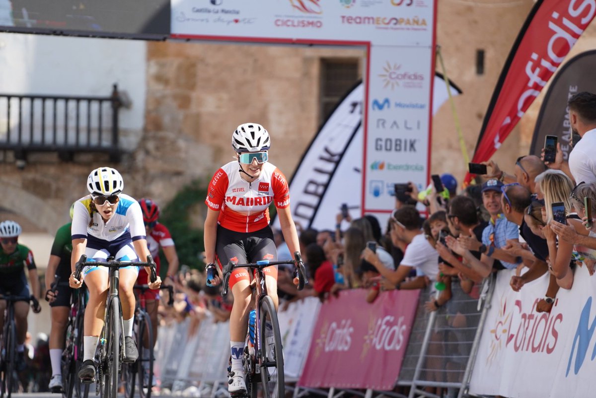 Real Federación Española de Ciclismo (@rfeciclismo) on Twitter photo <a href="/fciclismocv/">fccv</a> <a href="/FACiclismo/">Federación Andaluza de Ciclismo</a> <a href="/fcciclismo/">FedCantabraCiclismo</a> <a href="/aragonciclismo/">F.Aragonesa Ciclismo</a> <a href="/FedCiclismoRM/">Federación de Ciclismo de la Región de Murcia</a> #CEEscolaresTarazonadelaMancha25 | ¡Loira Blázquez (<a href="/FMCICLISMO/">fmciclismo</a>), nueva campeona de España cadete! ¡Y en su primer año en la categoría!🇪🇸🏆
Precioso desenlace al sprint 🔥
🥈Noelia del Carmen Pérez (Canarias)
🥉Maixa Odriozola (Euskadi)
¡Enhorabuena a todas! <a href="/fciclismocv/">fccv</a> <a href="/FACiclismo/">Federación Andaluza de Ciclismo</a> <a href="/fcciclismo/">FedCantabraCiclismo</a> <a href="/aragonciclismo/">F.Aragonesa Ciclismo</a> <a href="/FedCiclismoRM/">Federación de Ciclismo de la Región de Murcia</a> #CEEscolaresTarazonadelaMancha25 | ¡Loira Blázquez (<a href="/FMCICLISMO/">fmciclismo</a>), nueva campeona de España cadete! ¡Y en su primer año en la categoría!🇪🇸🏆
Precioso desenlace al sprint 🔥
🥈Noelia del Carmen Pérez (Canarias)
🥉Maixa Odriozola (Euskadi)
¡Enhorabuena a todas!