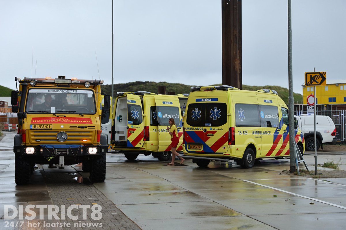 RedactieD8's tweet photo. Waterongeval met een catamaran voor de kust van #DenHaag ter hoogte van #StrandZuid. Bij het ongeval zijn zover bekend twee kinderen onderkoeld geraakt. De hulpdiensten waaronder de traumahelikopter kwamen met spoed ter plaatse. Beide kinderen worden in de ambulance nagekeken. https://t.co/nO0wk0jux0
