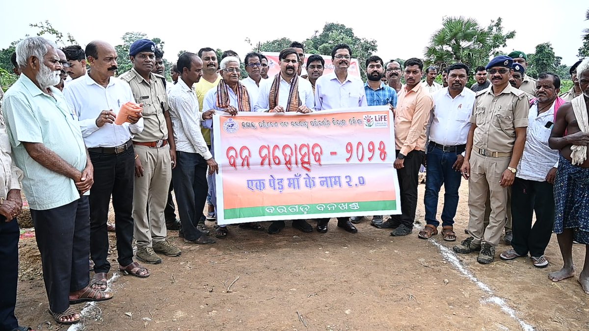 BargarhDfo's tweet photo. Celebration of 76th Vanmahotsav at Bhatli on 4.7.2025 by Sj Irashis Acharya Honble MLA Bhatli, Sri Nityananda Pradhan, chairman Bhatli block, DFO, Bargarh and staff.
@irasisacharya @DMBargarh @pccfodisha @DiproBargarh https://t.co/XHSkqFByBW