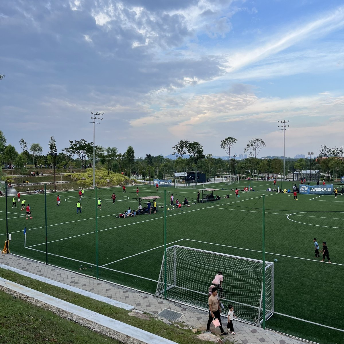 magmalaya's tweet photo. Happy tengok outdoor ramai macam ni. 
Budak main skate, kanak-kanak main playground. 
Yang dewasa main bola padang. 

Healthier people = more productive 

Elmina, Selangor. https://t.co/vJmbbLtGrp