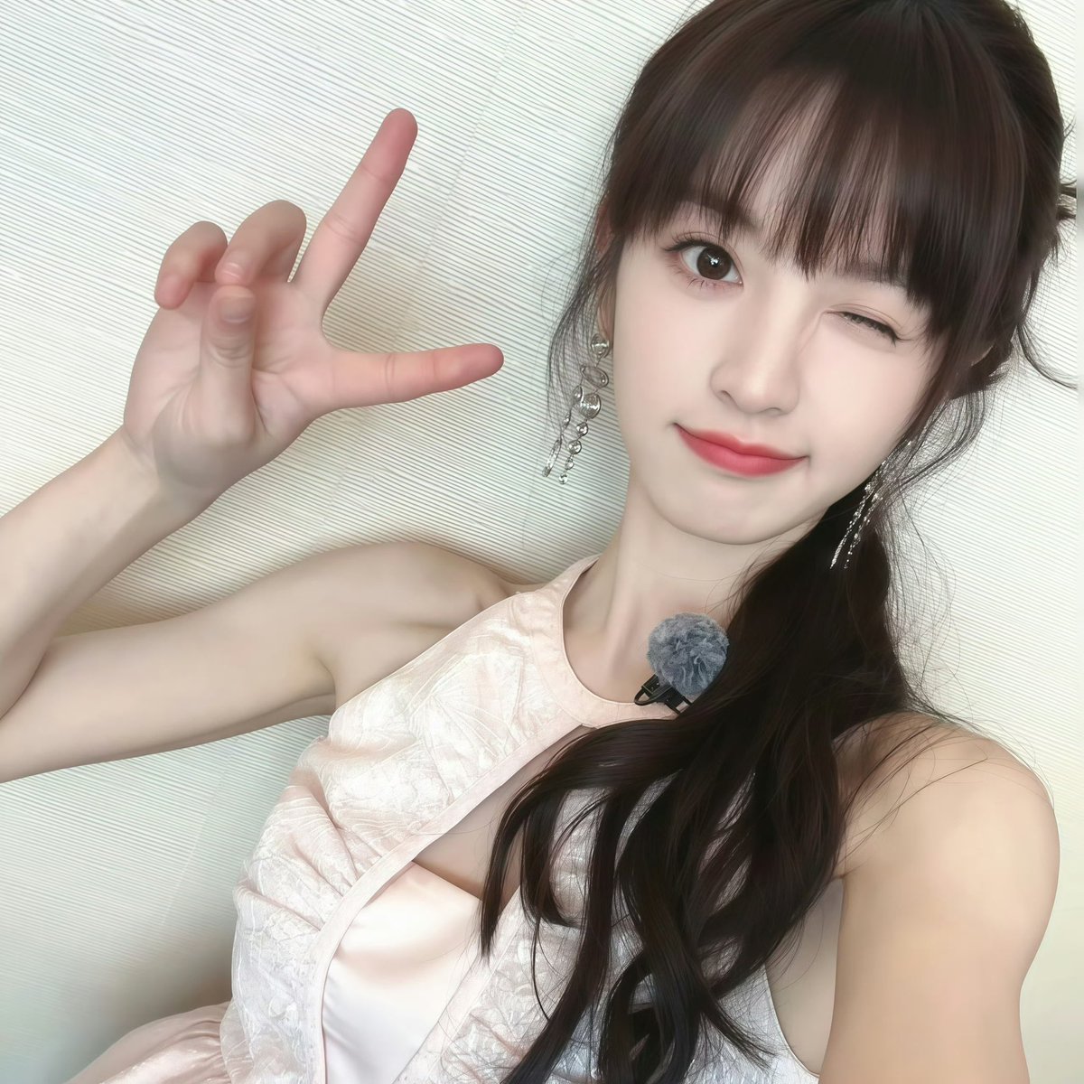 make a 𝗩 sign✌🏻•ᴗ•