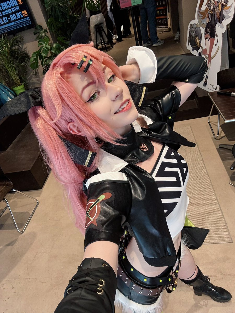 would cosplay the summer skin but there is gonna be NOTHING in the front lmao 😔