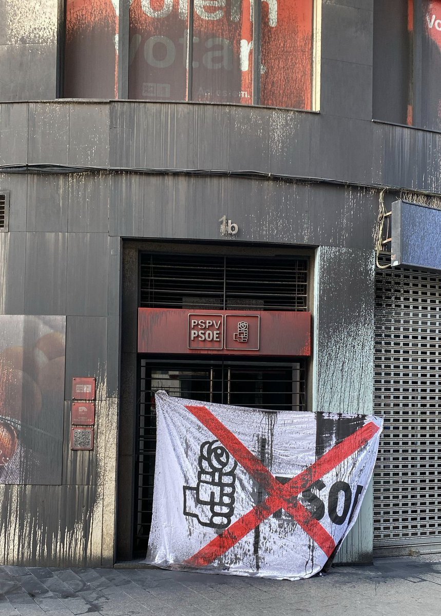 La sede del <a href="/PSOEValencia/">PSPV-PSOE València /❤️</a> ha amanecido así.

El hartazgo del pueblo español es cada vez más evidente frente a los corruptos y a quienes están vendiendo la dignidad y el honor de los españoles.