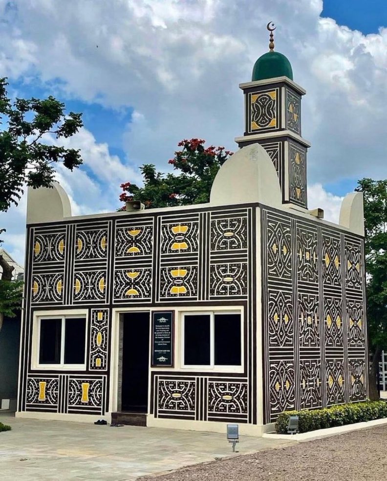 A mosque built using the Hausa traditional architecture. So beautiful 🤩

📍 Kano, Nigeria 🇳🇬

Hausawa are beyond the day-to-day stereotypes. In every facet of life, the Hausa people radiate excellence and a distinct cultural brilliance.