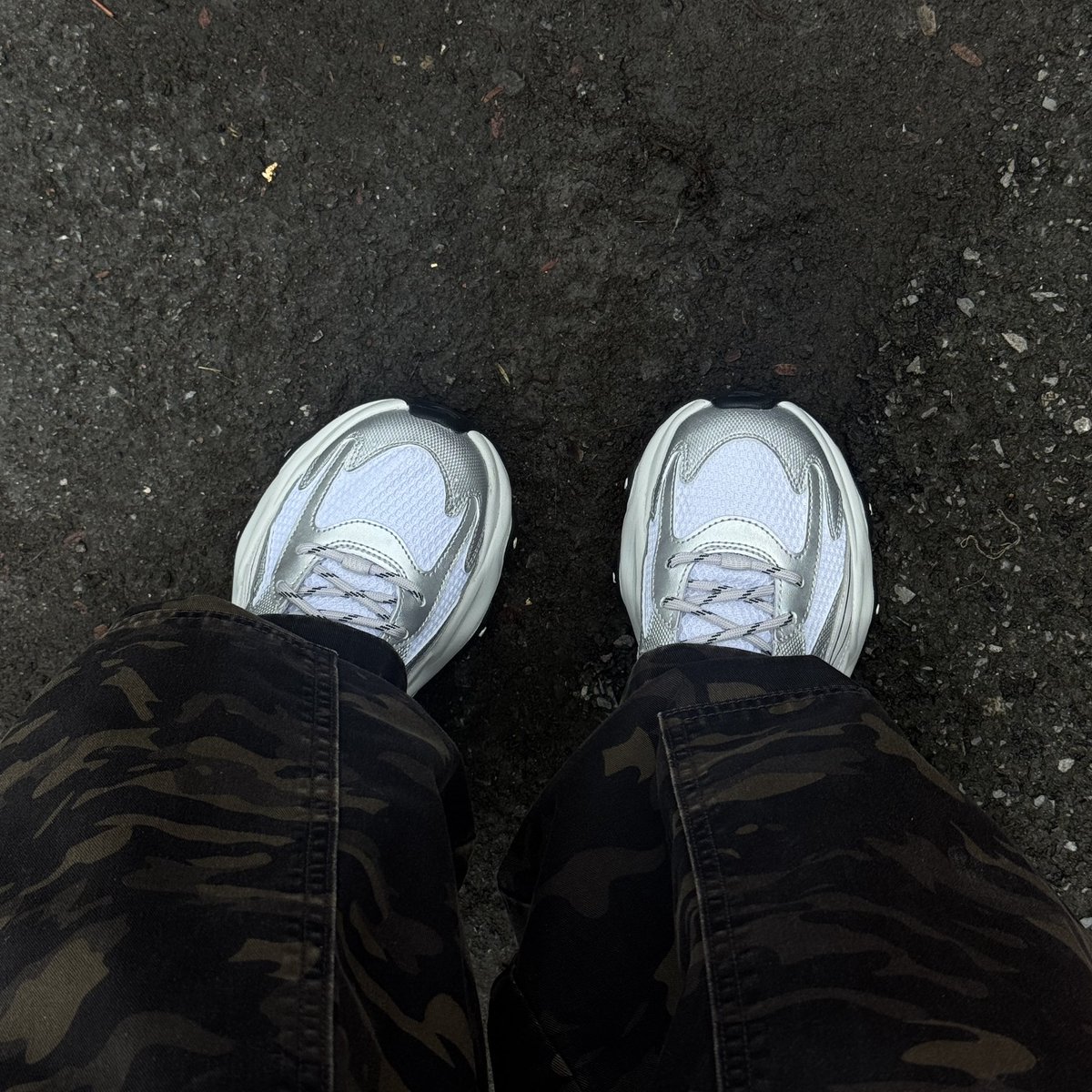 เชียร์ของ skechers มากๆ ทั้งหมวด D'lites เลย นิ่มทุกรุ่น + พื้นหนาแต่เบามาก ใส่แล้วสูง ของมาร์รุ่น 5.0 สีขาวเท่มากกกก เจอแสงแล้วรีเฟลคด้วย 🤏🏻