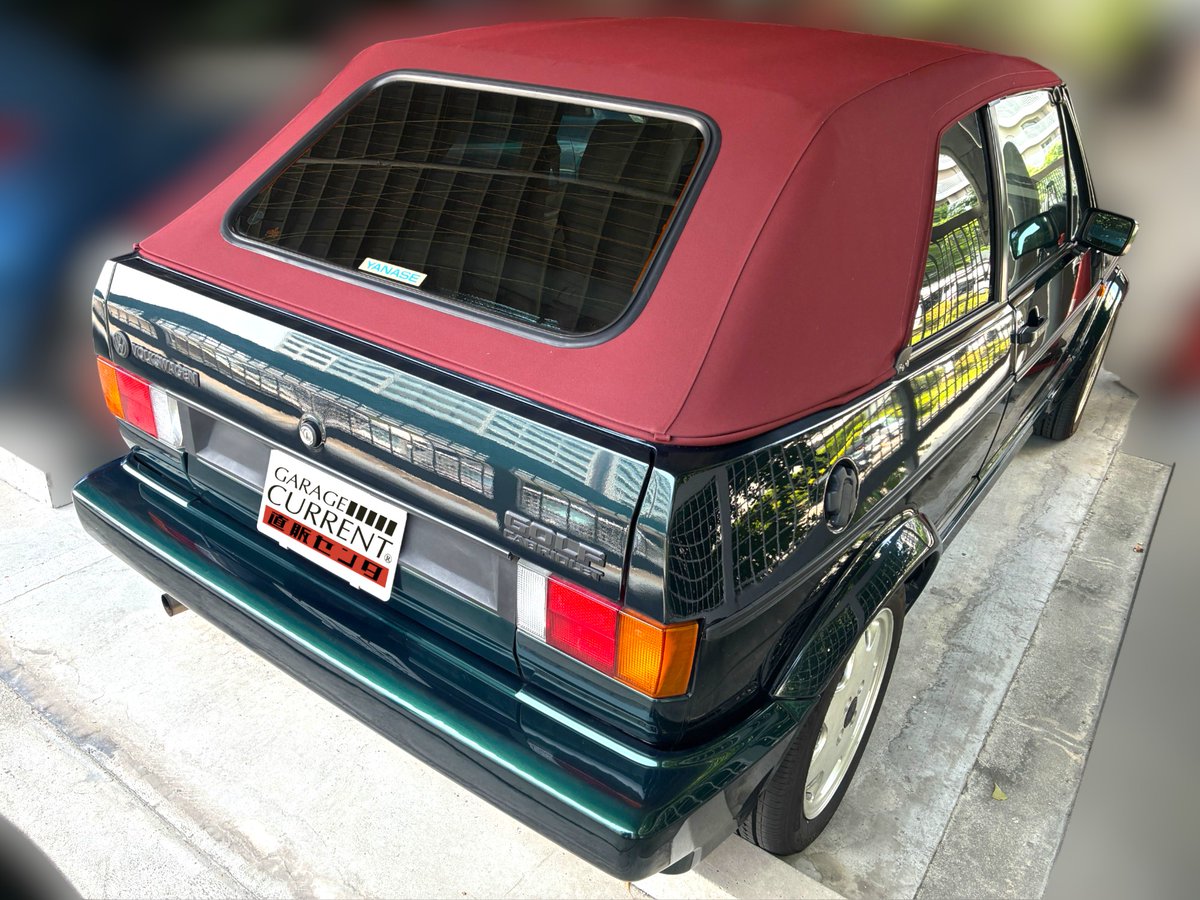 GC__direct's tweet photo. 🚗数日間限定入庫速報🚗
クラシックゴルフの中でも、“特別”な存在。
 最終型ゴルフカブリオ・クラシックラインが入庫いたしました。
しかも安心のヤナセもの。整備記録簿も多数、歴代オーナーに大切にされてきた個体です。
経年劣化が出やすいポイントも、しっかり手が入っています。

水回りリフレッシュ、足回りブッシュ交換済。
幌はオリジナルのブラックからワインレッドに交換され、レザーシートも破れなし。シワは年式相応、むしろ“味”として映えるコンディションです。

いま、クラシックゴルフ熱がじわじわ高まっているのをご存知ですか？
なかでも注目されているのが、“2代目＝ゴルフⅡ”。

その理由は大きく2つ。
1つ目は、クラシックカーの魅力を保ちながらも快適性があること。
インジェクション化、エアコン、パワステ、パワーウインドウ搭載と、旧車にありがちな「不便すぎ���乗れない問題」を絶妙に回避しています。
2つ目は、初代の面影を色濃く残すデザイン。
時代が変わっても、「これがゴルフだ」と言える変わらない良さ。
クラシックカーに憧れる人が「今、乗るなら」と選ぶ理由も納得です。

そしてこの個体は、“カブリオレ”。
普通のゴルフでは味わえない、オープンカーという贅沢な非日常体験がここにあります。
通勤路のいつもの景色が、屋根を開けるだけでご褒美になる。
 週末が楽しみになる一台です。

コンディション、整備履歴、そして存在そのものの希少性。
このクラシックラインは、今手にしておく価値があるクルマです。

販売は最長7日間限定。
気になった方は、「いいな」と思ったそのタイミングがチャンスです。
ご連絡、お待ちしております。
クラシックカーとしても、ライフスタイルの一部としても。
このゴルフは、きっとあなたの期待を超えてくれます。

になった方は今すぐDMください📩

詳細はこちら↓
https://t.co/f3PpQLS53B

#車売ります