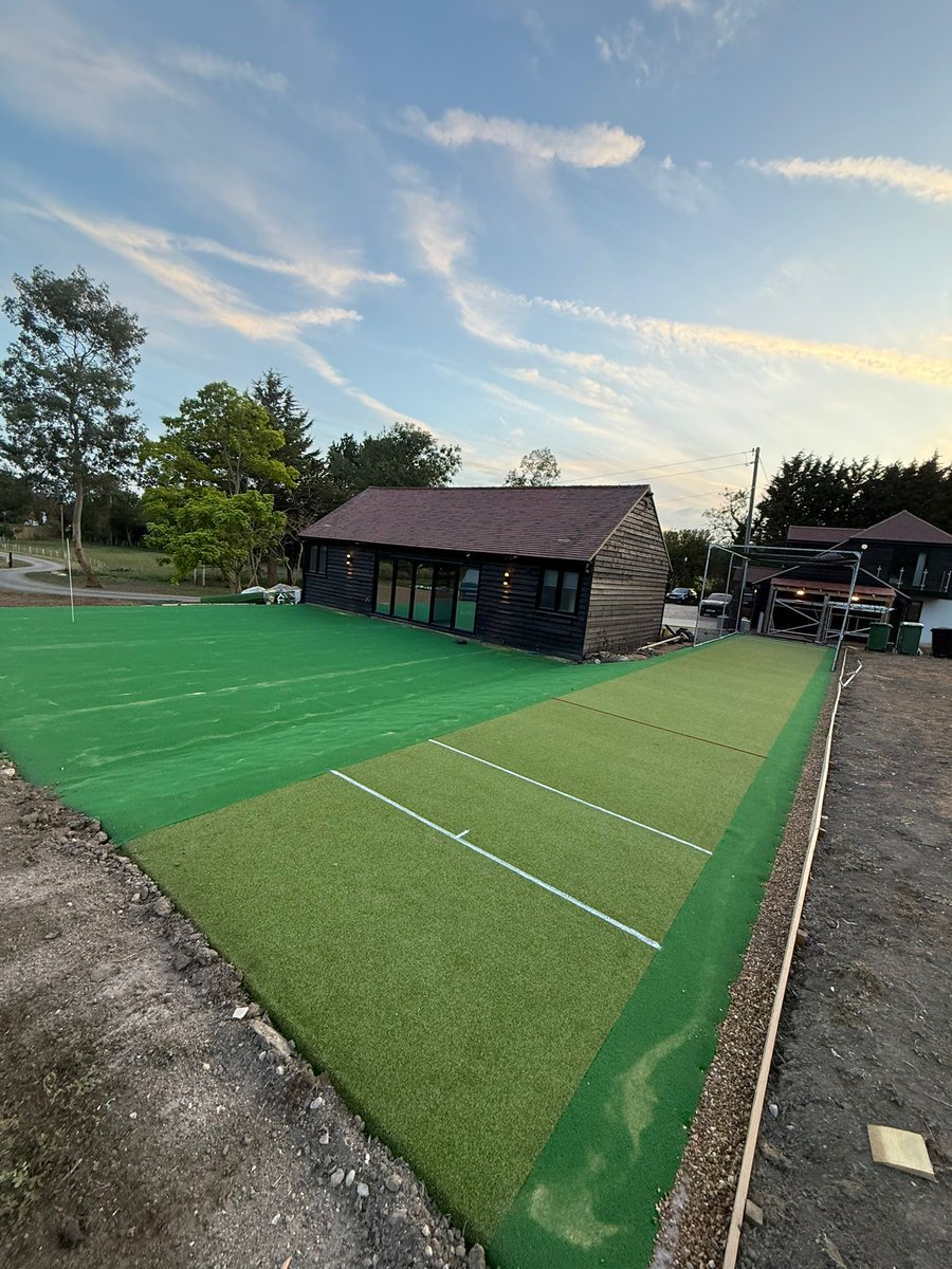 This week our team completed a garden install at a new property in Maidstone. It features a 7.12m mobile cage with 3mm netting, a 22m x 2.74m tufted cricket wicket on shockpad with multisport surround, and a 10.5m x 11.4m multisport area. A brilliant space for cricket and play ✔️