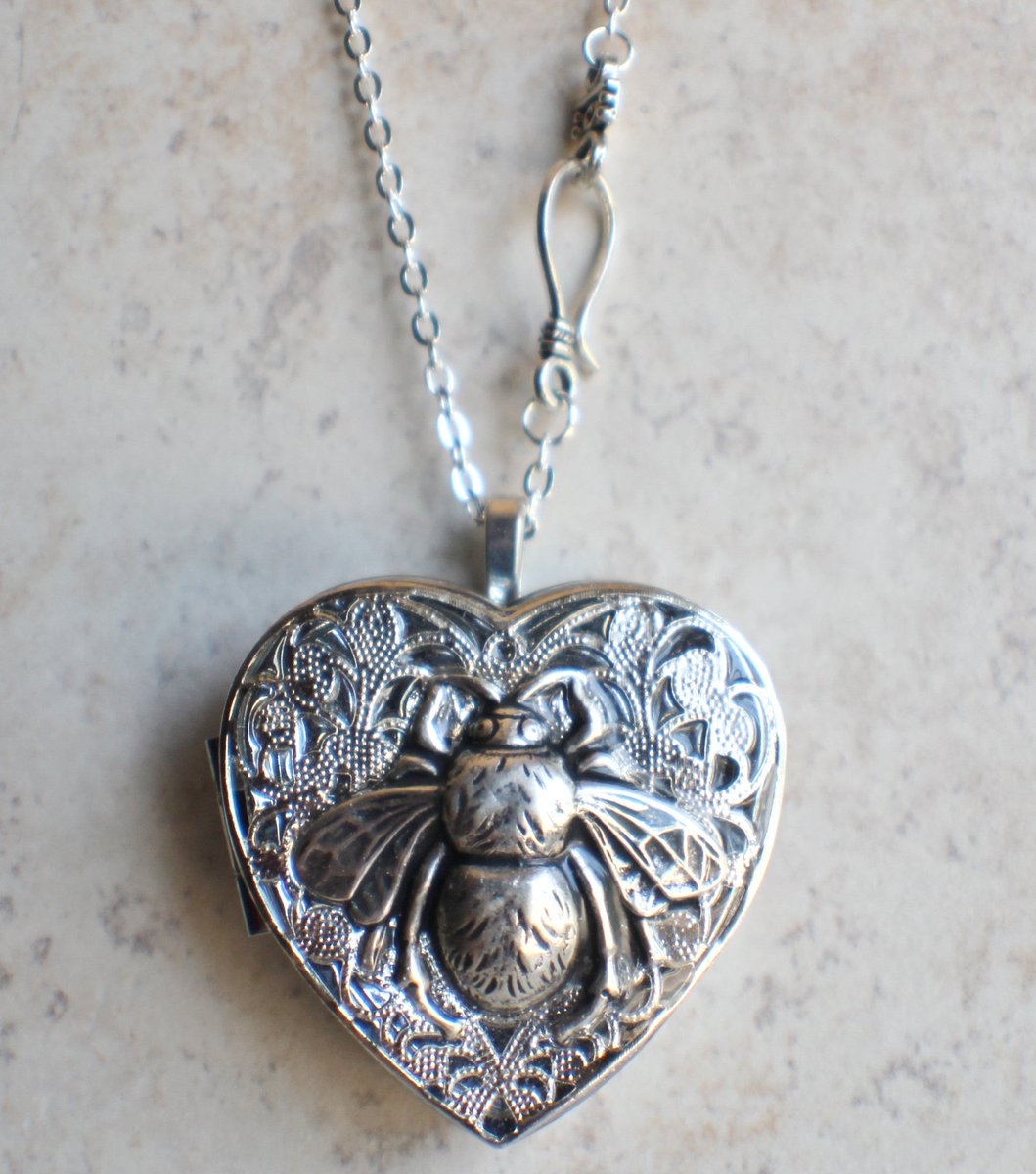 #jewelry #Pocketwatch Silver Bumble Bee Music Box Locket
$100.00
Get here bit.ly/3MX2g7H