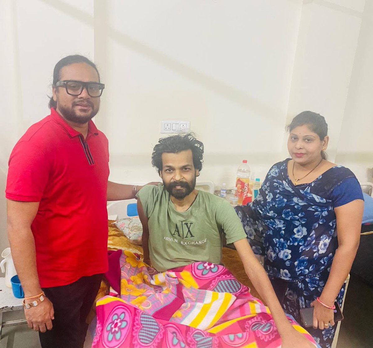 ये हमारे कम्युनिटी मेंबर्स में से एक हैं । दुखी हूँ इनके बारे में सुनकर 😨 ठाकुर वीरेंद्र सिंह जी ईश्वर आपको अपने श्री चरणों में स्थान दें 🙏🏻
ये आपकी आख़िरी पोस्ट मुझे हमेशा आपकी याद दिलाएगी, आप सिर्फ़ नाम से नहीं असल में वीर थे, निःशब्द हूँ, ईश्वर के आगे किसी की नहीं चलती