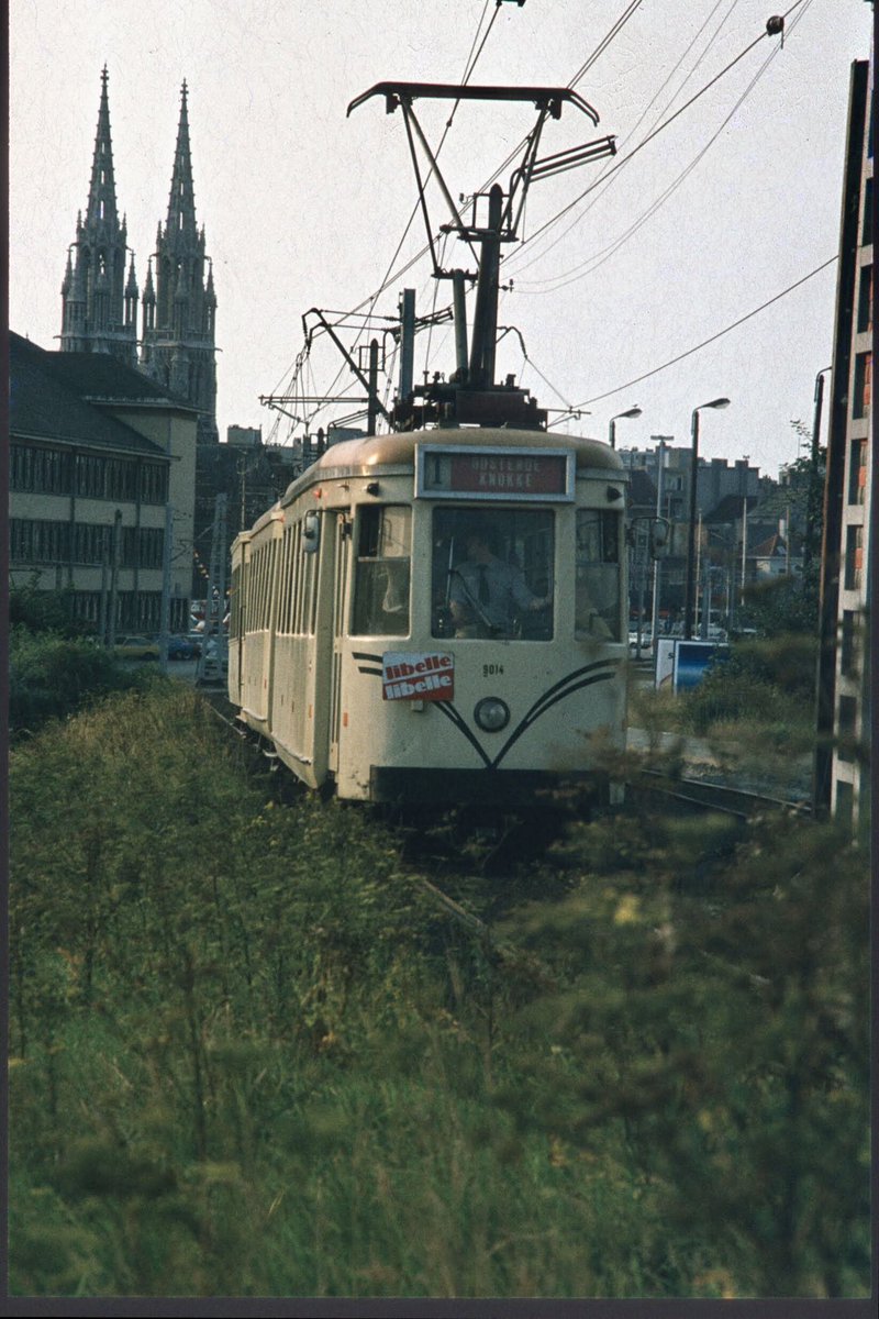 SNCV/NMVB tram on the coastal route in Ostend, the Sint-Petrus-en-Pauluskerk in the background

📷 me 1980
