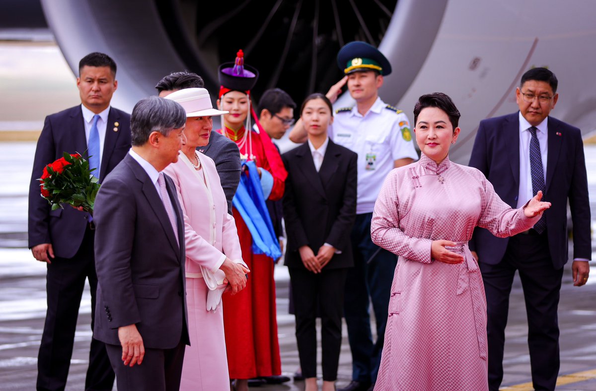 Монгол Улсын Ерөнхийлөгч Ухнаагийн Хүрэлсүхийн урилгаар Япон Улсын Цог Жавхлант Эзэн Хаан Нарүхито, Эрхэм Дээд Хатан Масако нар Монгол Улсад төрийн айлчлал хийхээр морилон саатаж буйг гүнээ хүндэтгэж байна.

Энэхүү төрийн айлчлал нь ардчиллын нийтлэг үнэт зүйлс бүхий манай хоёр