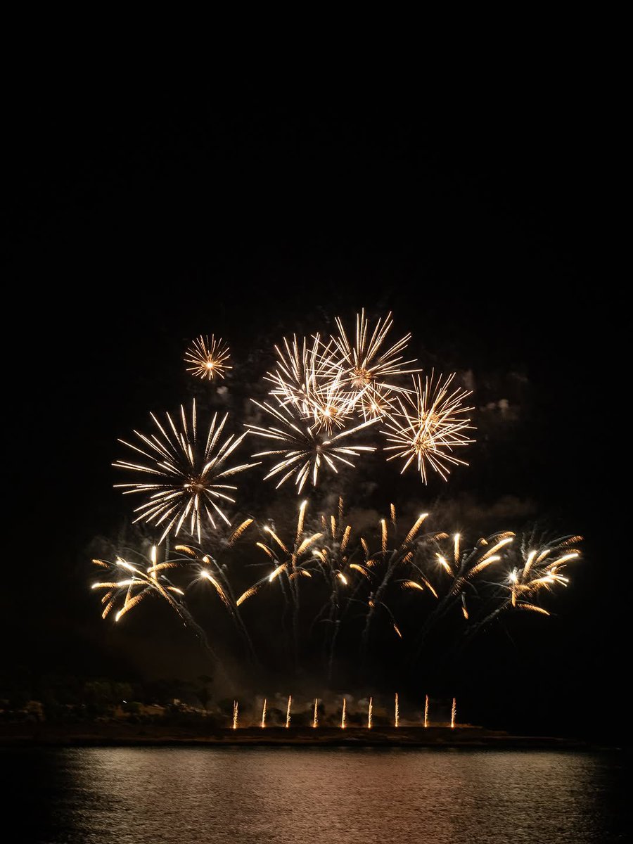 TGNcultura's tweet photo. 🔴 EN DIRECTE | #ConcursFocsTGN  🎆 El pati Jaume I @TGNAjuntament acull l'acte de veredicte dels premis del 33è Concurs de Focs Artificials. 

👉 Del 2 al 5/07 la punta del Miracle ha acollit magnífics espectacles pirotècnics de: @PiroElPilar, @pirovalenciana, @IllusionFWX i Dream Fireworks. 

Seguiu en directe 👇
