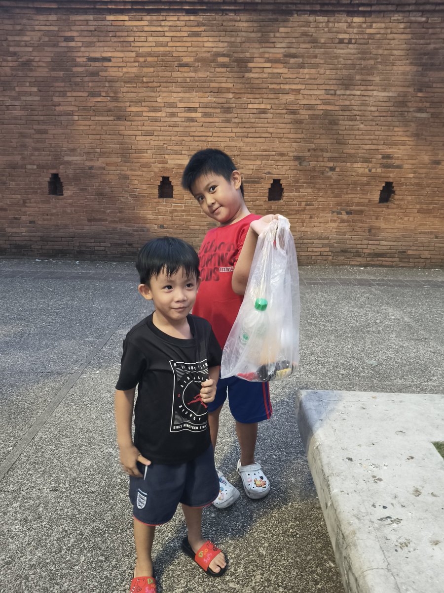 madamzally's tweet image. ไม่น่าเชื่อ ประตูท่าแพขยะอย่างเยอะ😱  Unbelievably, Tha Phae Gate also has a lot of trash @cleanify_vet ♻️💚 📸 

Join the movement and start making a difference at #cleanify_vet
#CleanUpChallenge #EarthCleanup #Sustainability #VeBetterDAO #Vechain