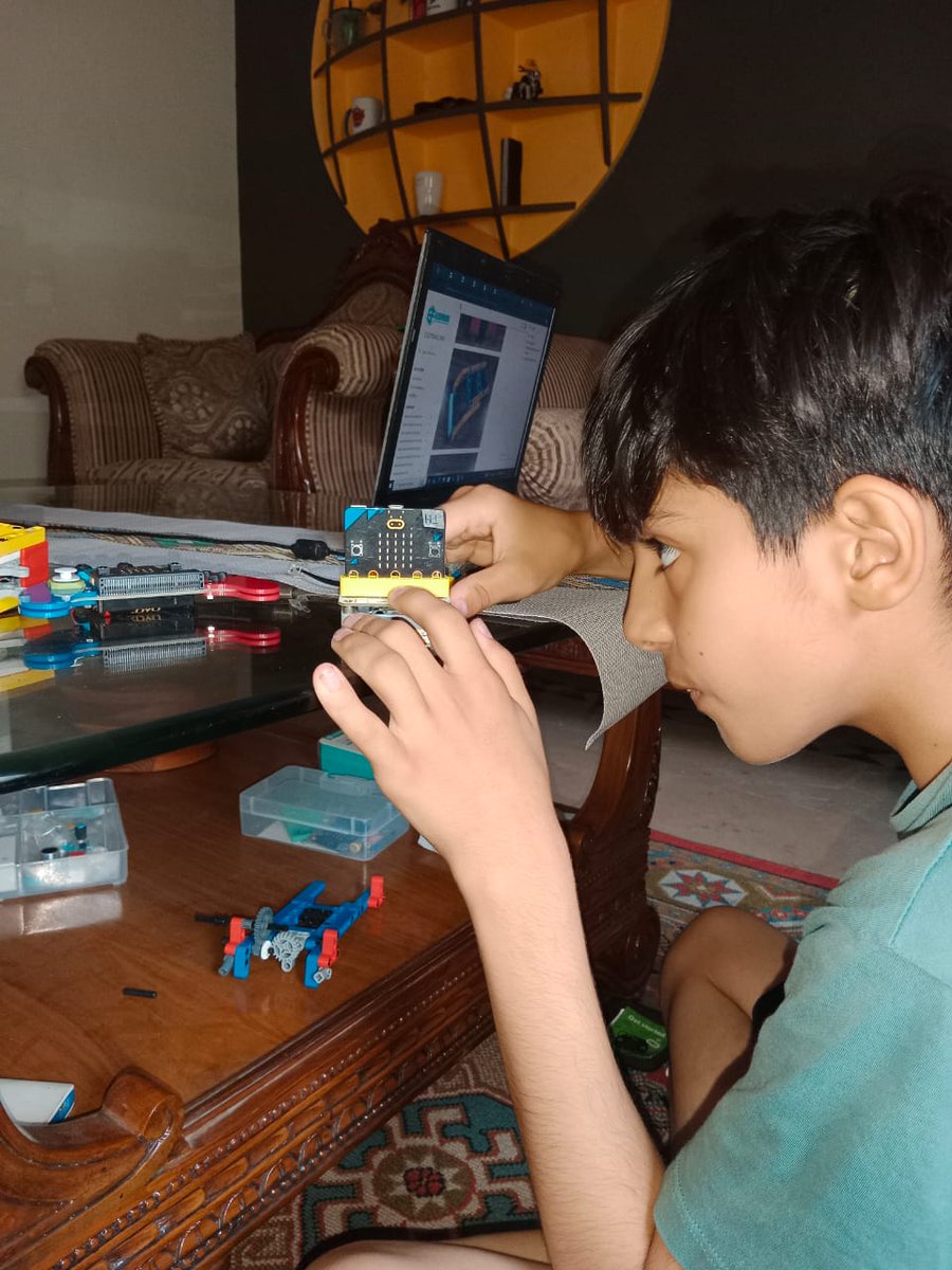 Coding4KidsPK's tweet image. Summer Vacations Clicks:
Robotic Arm using BBC Microbit & #ELECFREAKS components. Great Fun & learning, for kids during holidays. Thanks @microbit_edu & @elecfreaks
@Coding4KidsPK
