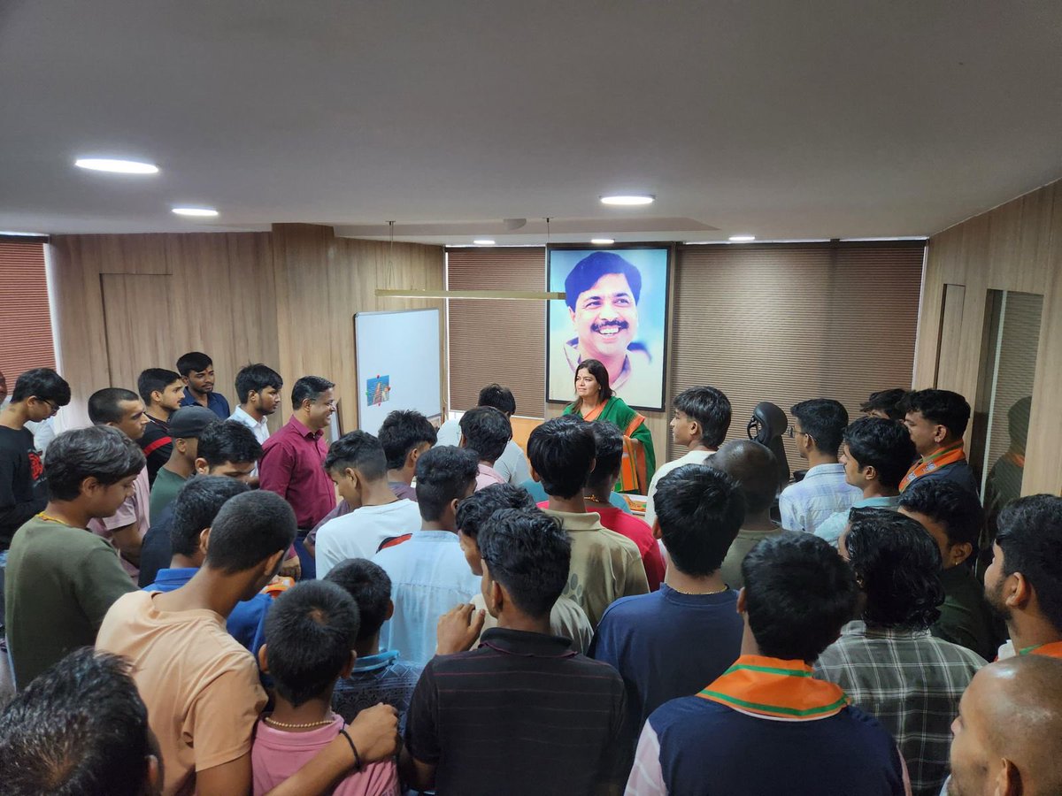 वांद्रे पूर्व विधानसभा क्षेत्रातील विविध सामाजिक आणि युवा कार्यकर्त्यांनी आज भारतीय जनता पार्टीत प्रवेश केला. सर्व नवीन कार्यकर्त्यांना पार्टीच्या कार्यात सहभागी होण्यासाठी शुभेच्छा देत त्यांचे स्वागत केले.