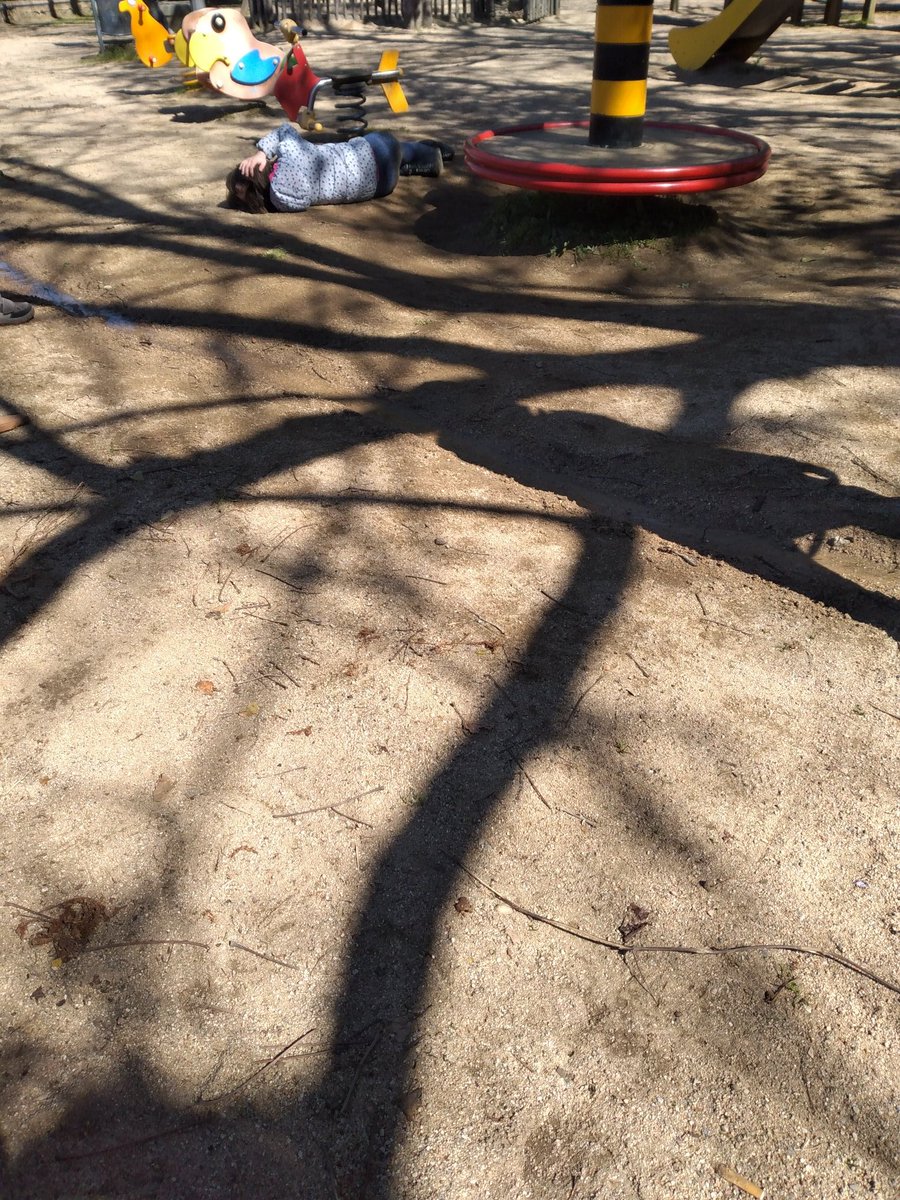 M'han dit ara que les nenes són a Disneyland.

Recordo que al parc de Viladrau hi havia una rodona que donava voltes. Les nenes em deien "empeny més, més, més...".

Les nenes van sortir volant (literalment).

🤣🤣🤣🤣