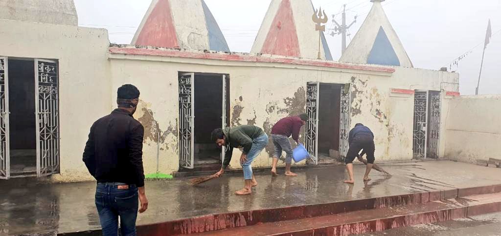 mohittyagihindu's tweet photo. #hinduecosystem Delhi, NCR team ने आज दिल्ली की सभी विधानसभा में।      जगह - जगह "मंदिर स्वच्छता अभियान"🚩 चलाया !  
#HinduEcosystem  
#मंदिर_स्वच्छता_सेवा_अभियान 🚩
#CleanTempleCleanNation 🚩 https://t.co/vhwPIoqOKK