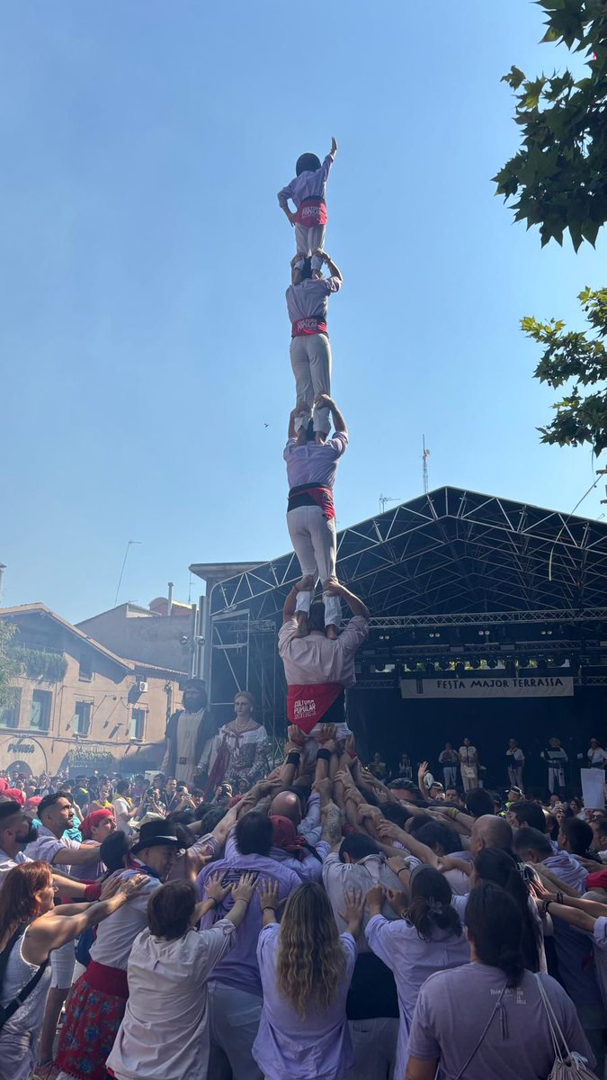 Malgrat els esforços d'alguns un any més hem fet el pilar de 5 a la sortida d'ofici de la #FestaMajorTRS.

La cultura és i serà un espai de convivència i lliure d'odi.

#Terrassa #ForçaMalva
