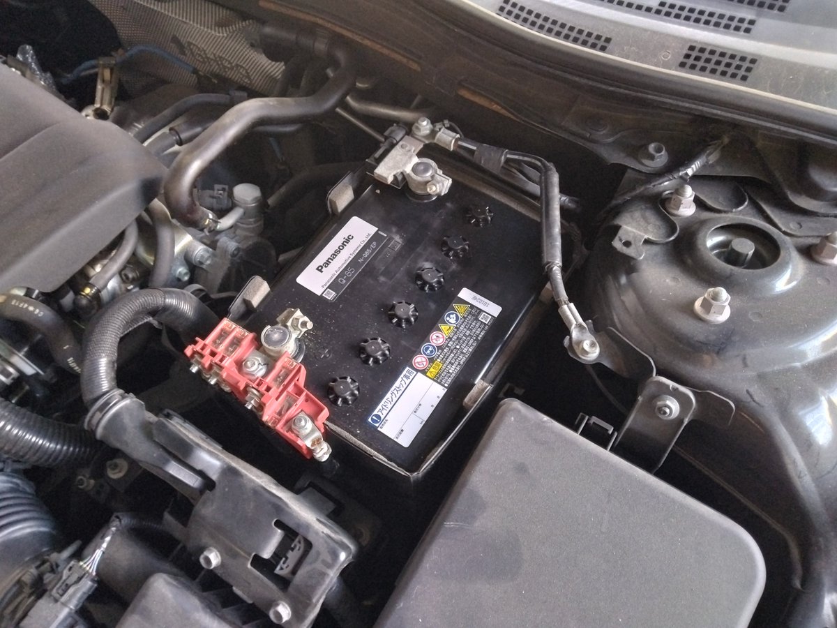来週の車検に向けてバッテリー交換。前回の半年点検で少し劣化していると言われたけどディーラー交換は\38,000かかるのでネット通販でパナソニック製を約\15,000で購入。とりあえず問題なくエンジンかかってナビも使えたので問題なさそう。
