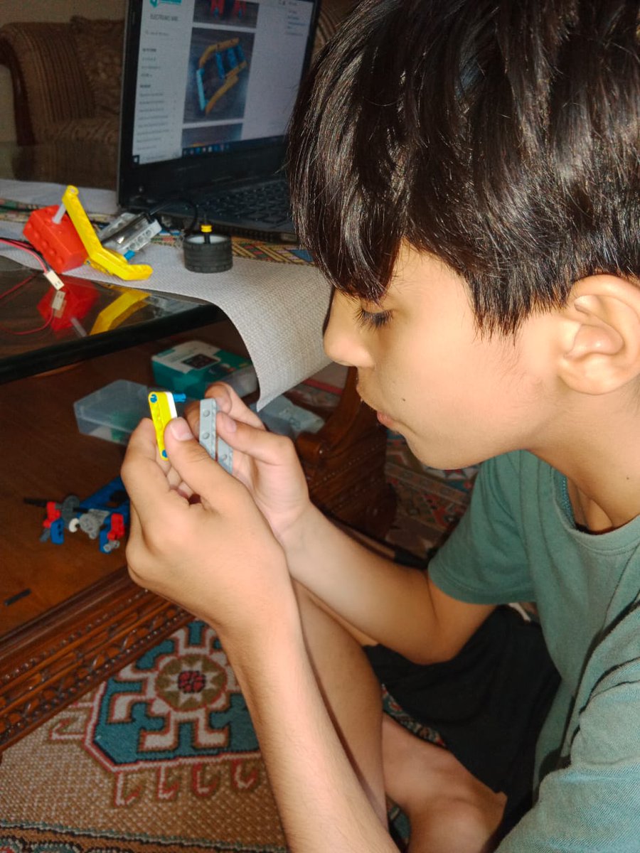 Coding4KidsPK's tweet image. Summer Vacations Clicks:
Robotic Arm using BBC Microbit & #ELECFREAKS components. Great Fun & learning, for kids during holidays. Thanks @microbit_edu & @elecfreaks
@Coding4KidsPK