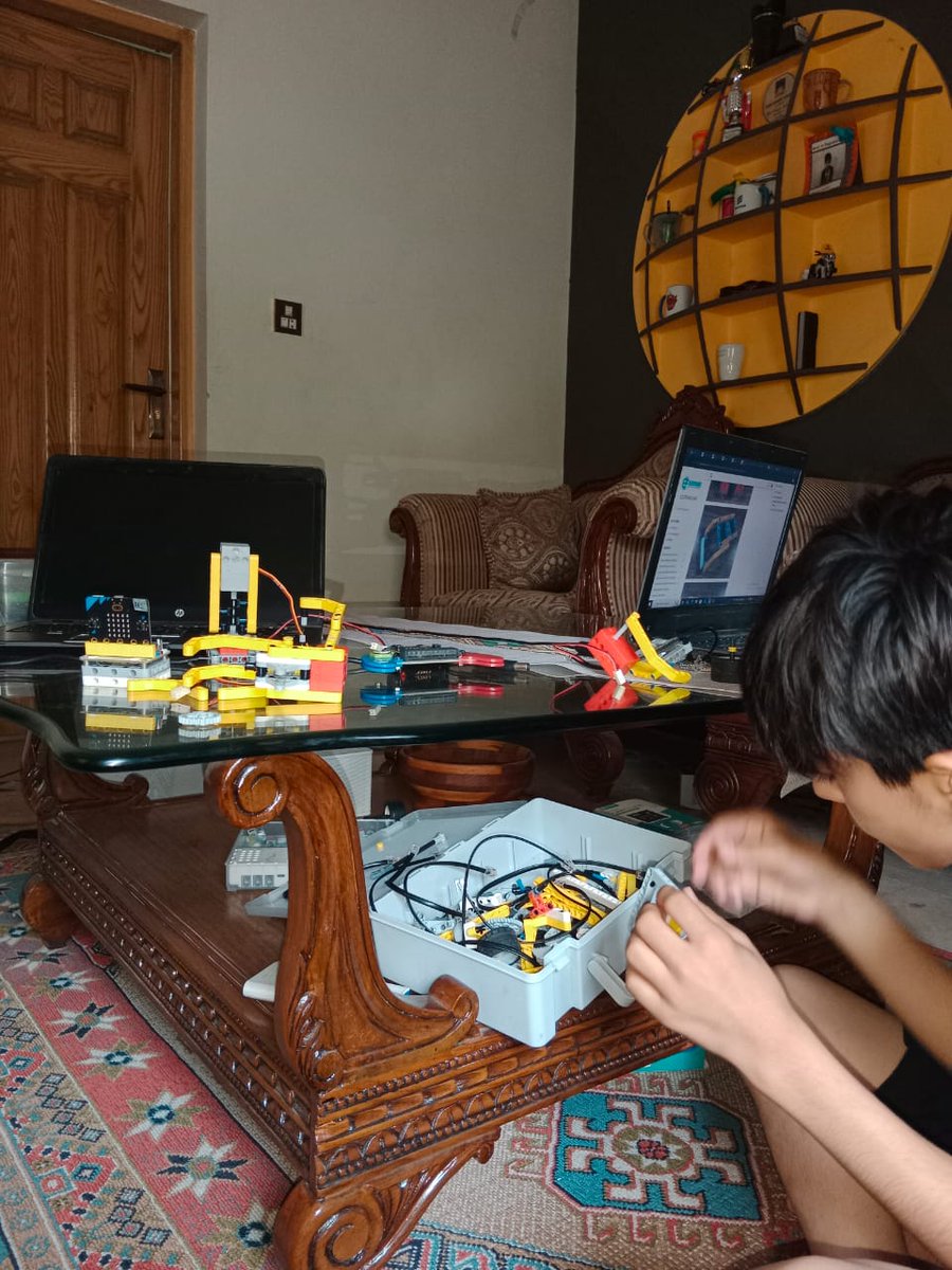 Coding4KidsPK's tweet image. Summer Vacations Clicks:
Robotic Arm using BBC Microbit & #ELECFREAKS components. Great Fun & learning, for kids during holidays. Thanks @microbit_edu & @elecfreaks
@Coding4KidsPK