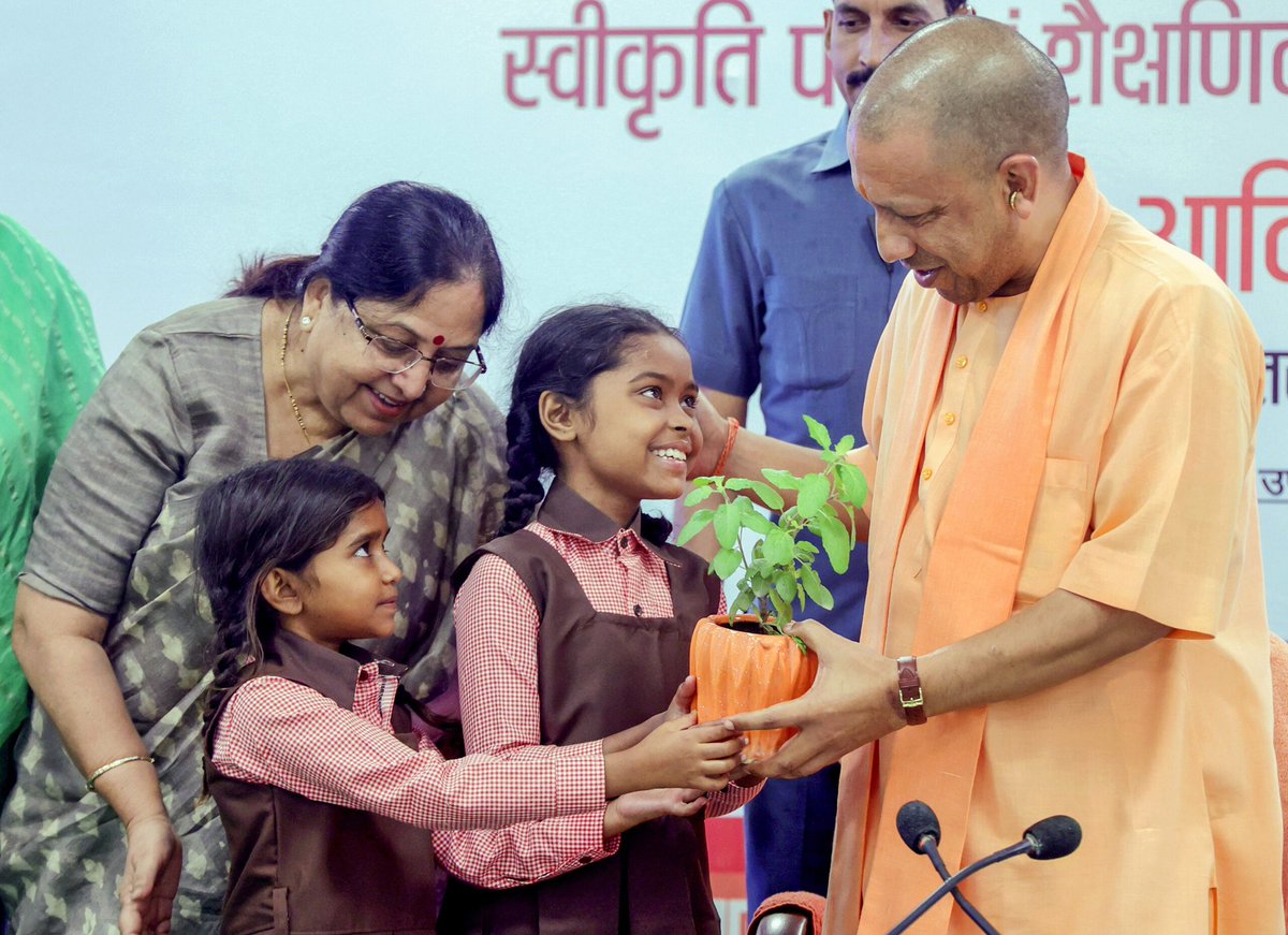 बच्चे ने तितली पकड़ कर छोड़ दी
आज मुझ को भी ख़ुदा अच्छा लगा
- नज़ीर क़ैसर
#JusticeForSchoolsChildren
