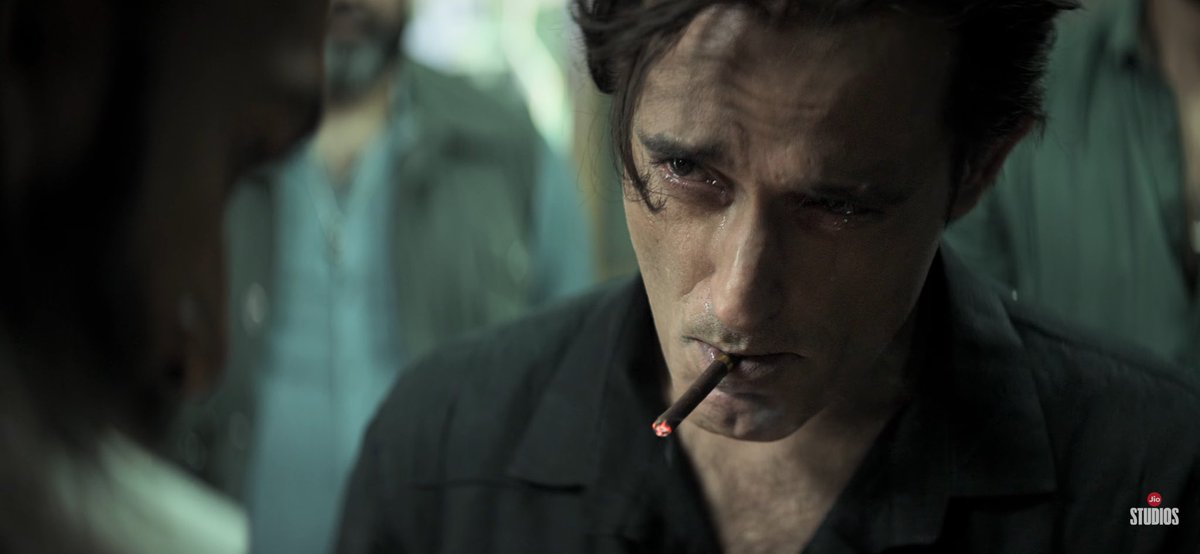 RKzWarrior's tweet image. Smug look
Tears in eyes
Looking hot AF
With a cigarette lit up 

#AkshayeKhanna is going to eat up the rest of the cast of #Dhurandhar after doing the exact same thing in Chhaava.