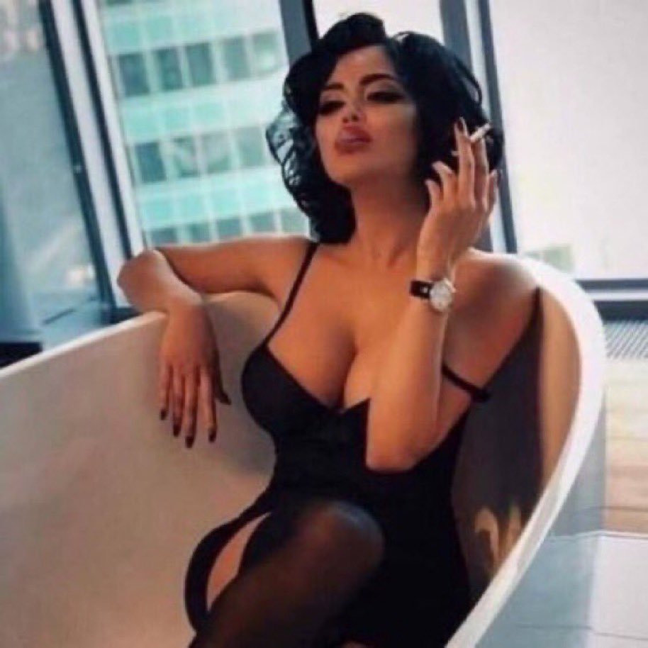 أنا اتعطر بِـ الوله بعض الأحيان 🫦

..