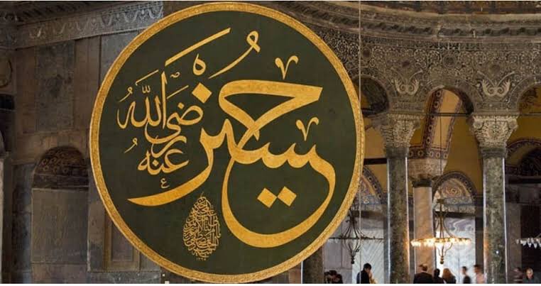 Ayasofya Camiindeki bu levhâda Hazreti Hüseyin efendimizin mübarek ismini meşk etmiş
Kazasker Mustafa izzet Efendi

Fakat Hazreti Hüseyin efendimizin Nûn harfini yarım bırakıp, uç kısmını kılıç gibi yaparak Kerbelaya atıfta bulunmuş, imzasınıda gözyaşı damlası şeklinde atmıştır.