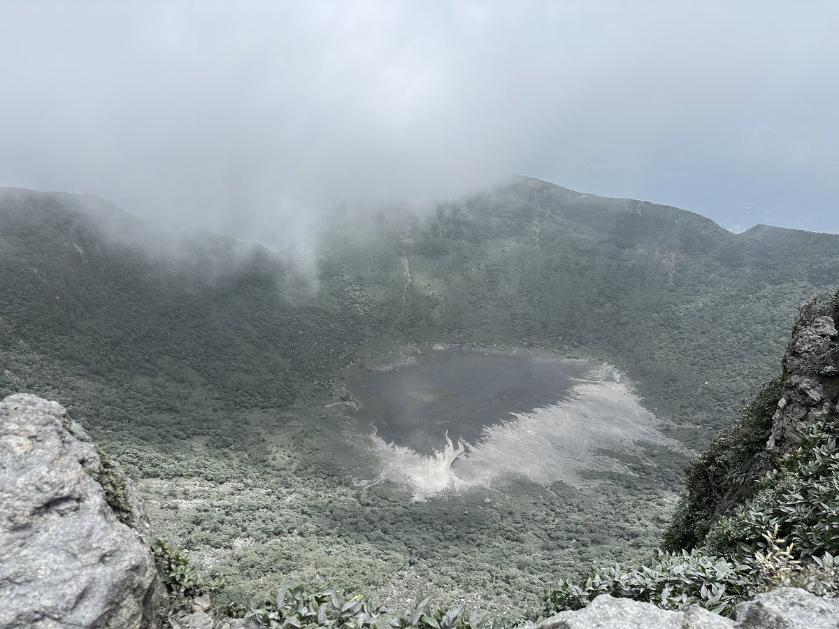 pon_070's tweet image. 数十年ぶりに登山とやらをしてきた(´-ω-)
なかなかキツかったけど、新燃岳の火口を見られて良かった(*^^)v
最初雲で全く見えず2時間待ちましたw