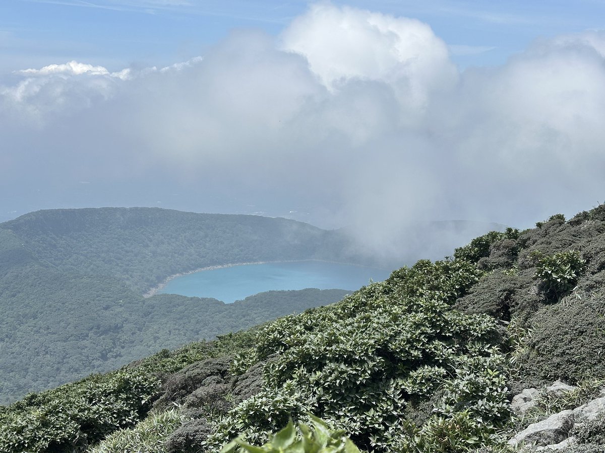 pon_070's tweet image. 数十年ぶりに登山とやらをしてきた(´-ω-)
なかなかキツかったけど、新燃岳の火口を見られて良かった(*^^)v
最初雲で全く見えず2時間待ちましたw