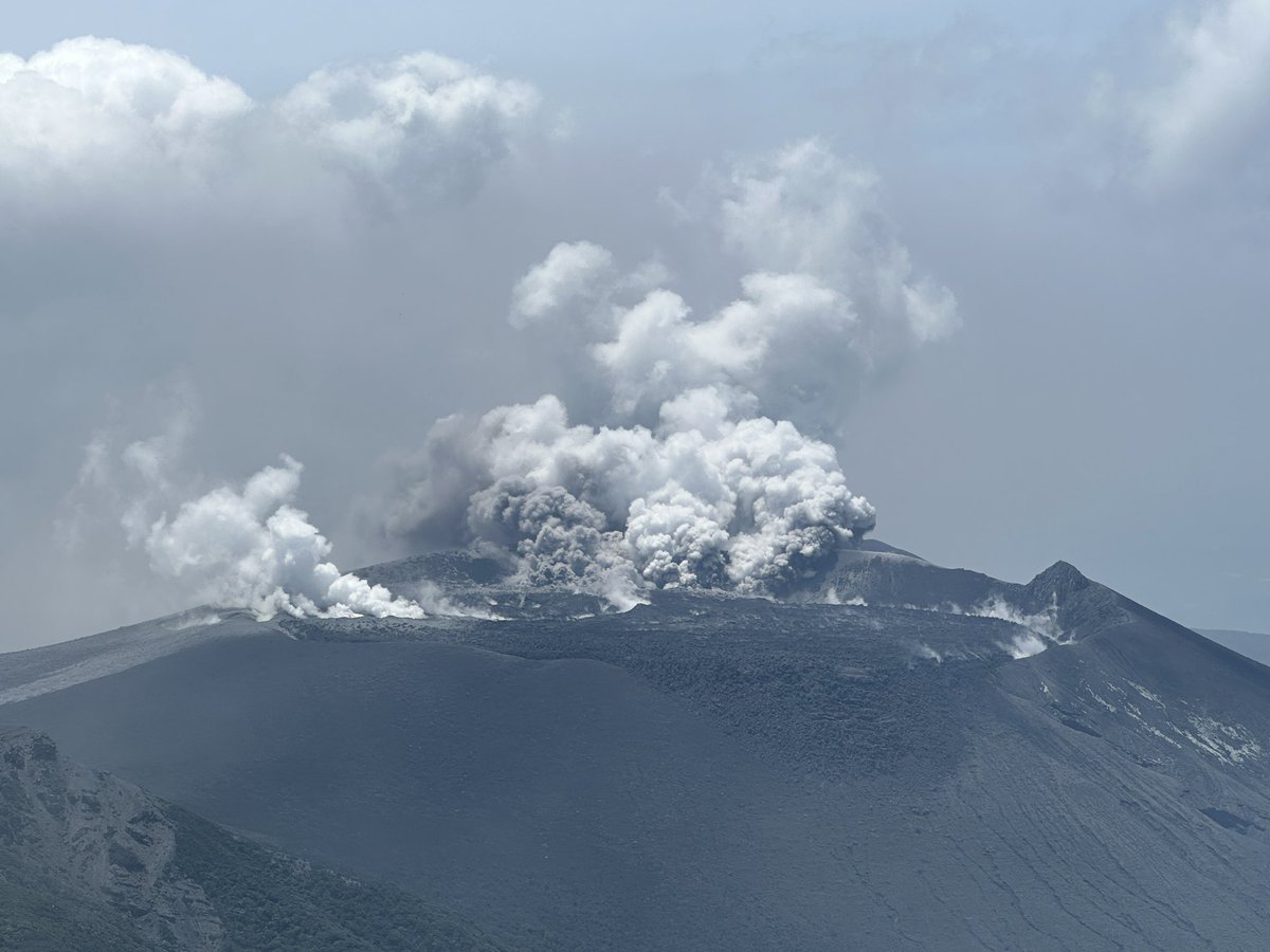 pon_070's tweet image. 数十年ぶりに登山とやらをしてきた(´-ω-)
なかなかキツかったけど、新燃岳の火口を見られて良かった(*^^)v
最初雲で全く見えず2時間待ちましたw
