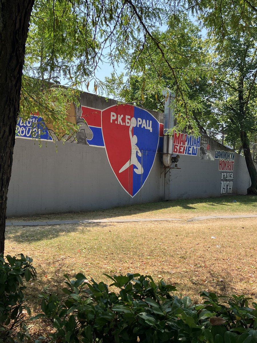 Zašto je prekrečen Beneš i donji dio grafita, zna li se?
