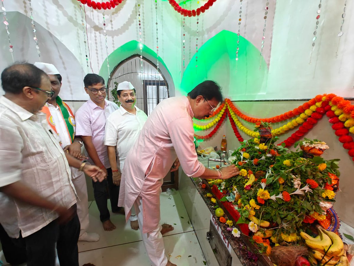 आषाढी एकादशी निमित्ताने शंकरराव नराम पथ येथील श्री विठ्ठल-रुक्मिणी मंदिरात मनोभावे दर्शन घेऊन विठ्ठलमाऊलीचे आशीर्वाद घेतले. मंदिर परिसरातील भक्तिभावाने भारलेल्या वातावरणात विठ्ठलनामाच्या गजरात भाविकांना खिचडी, केळी व लाडू स्वरूपात प्रसाद वाटप करण्यात आला.

#जयहरीविठ्ठल