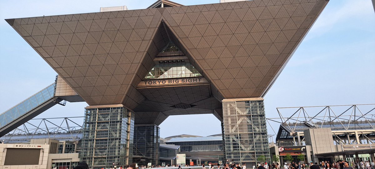 issy9777's tweet photo. #デザフェス #デザインフェスタ
 #着物 
今年も楽しかったな
もう夏に着物袴で来ない…
脱水で倒れる… https://t.co/dX6hxzqxut