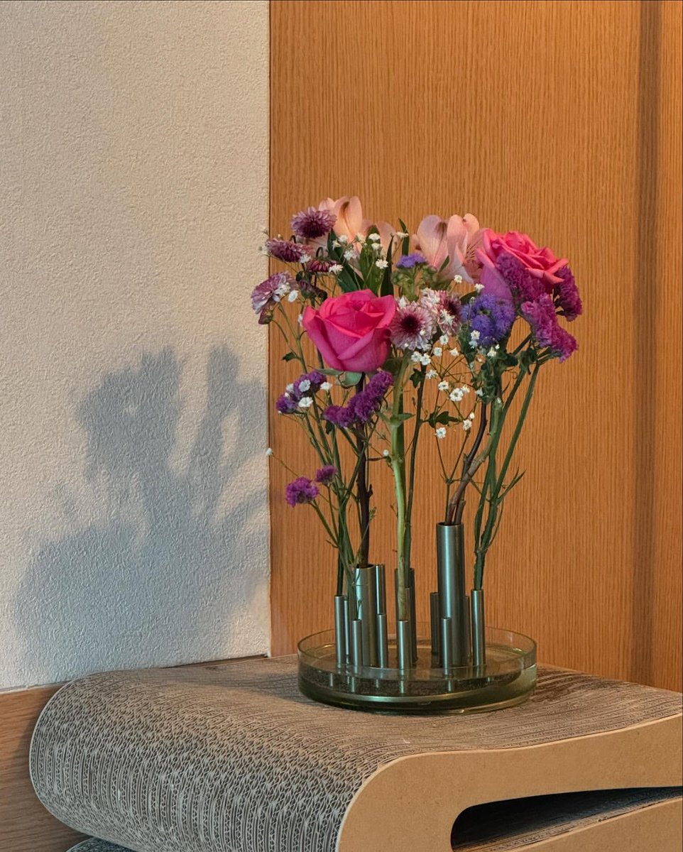 Around me, there were fresh flowers in soft and vibrant colors, each one blooming beautifully, adding warmth and a bit of magic to the space.