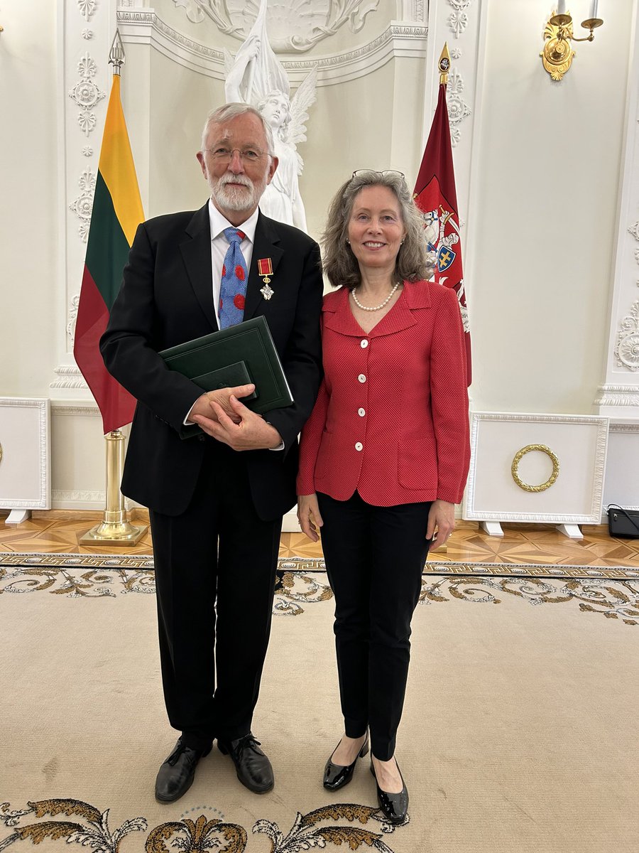 DKAMBinLT's tweet image. Today, on 🇱🇹Statehood Day, President @GitanasNauseda awarded the Cross of the Knight of the Order for Merits to Lithuania to 🇩🇰Professor of Journalism and Political Science, Erik Albæk, for his significant contribution to strengthening the ties between 🇱🇹and 🇩🇰. Congratulations.