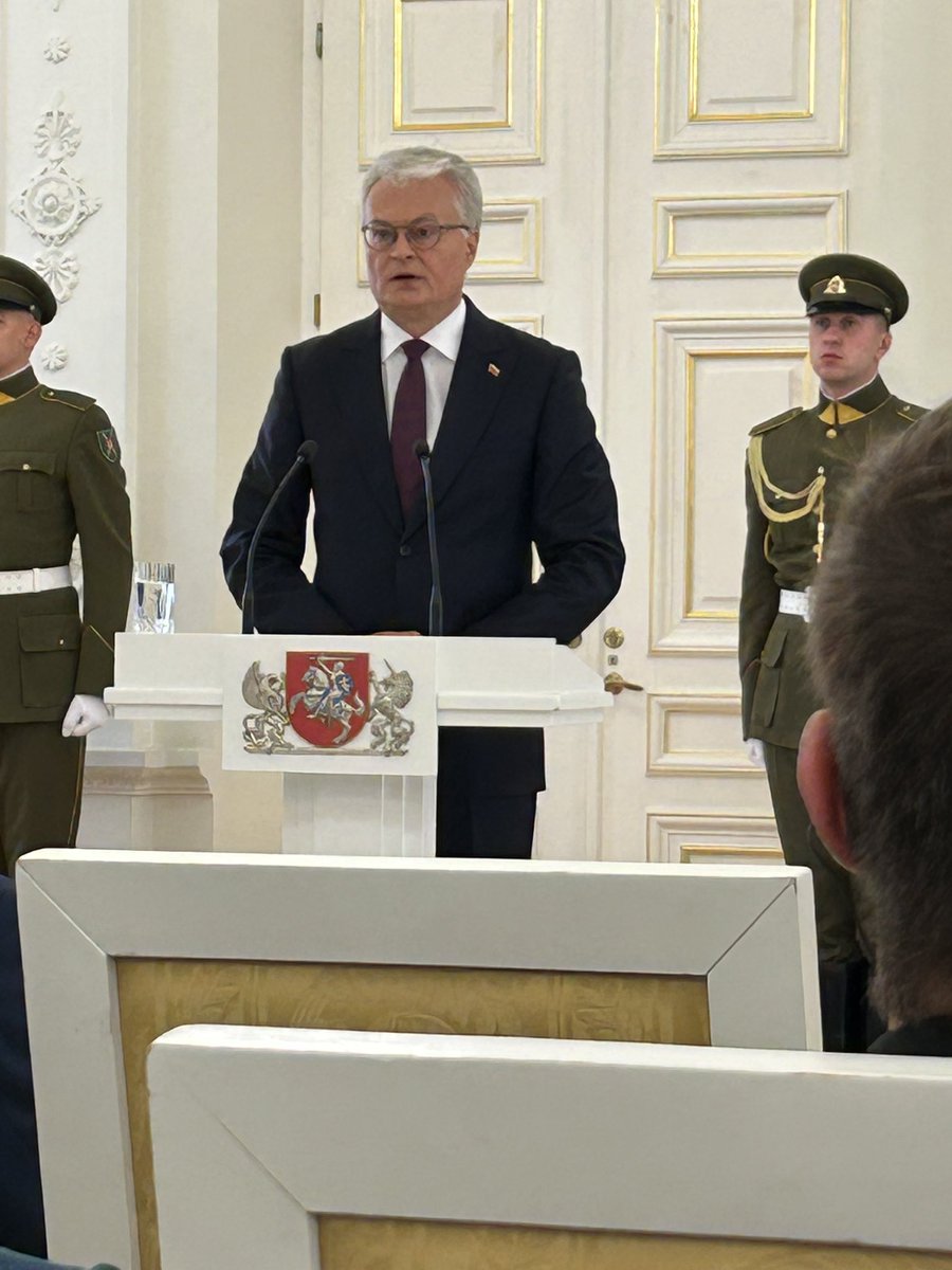 DKAMBinLT's tweet image. Today, on 🇱🇹Statehood Day, President @GitanasNauseda awarded the Cross of the Knight of the Order for Merits to Lithuania to 🇩🇰Professor of Journalism and Political Science, Erik Albæk, for his significant contribution to strengthening the ties between 🇱🇹and 🇩🇰. Congratulations.