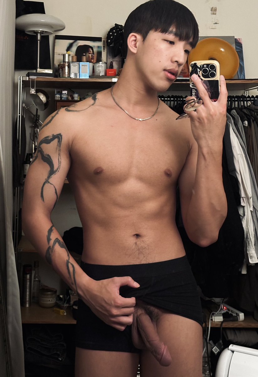 颱風天在家不知道要幹嘛
軟體一直響 大家都想色色嗎🥴