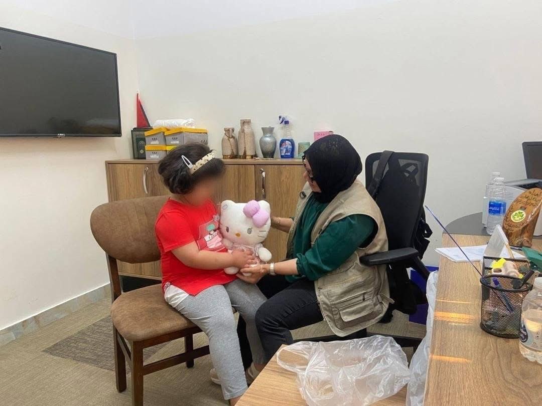 MzainiEnas's tweet image. في مشهد لا يصدق! وزارة الشؤون الاجتماعية تهدي الطفلة رواسي، التي تخلى عنها والداها ورُميت بالشارع دبًا محشوًا!
تخلي أبويها عنها جريمة بشعة تتطلب محاسبة صارمة، لا هدايا! وتصرفكم الغير مسؤول هذا لا يختلف كثيرًا عن فعل أبويها!
ألا تعلمون دوركم الحقيقي، بدل التبجح بإهداء الألعاب؟!